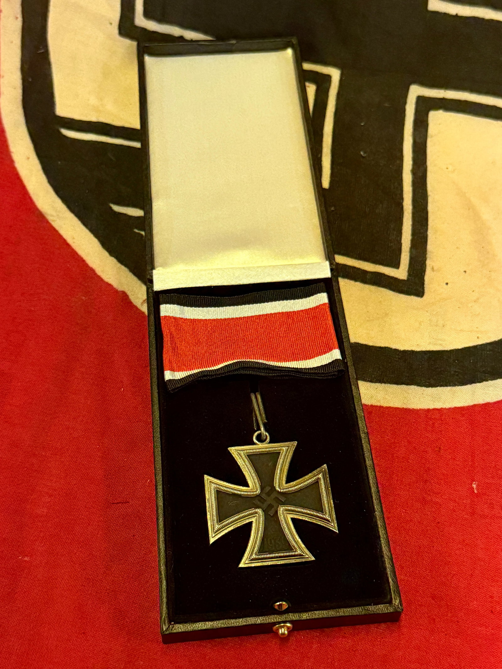 CASED WW2 GERMAN IRON KNIGHTS CROSS IN 800 SILVER L/12: CASED WW2 GERMAN IRON KNIGHTS CROSS IN 800 SILVER L/12. A VERY RARE FIND THAT IS IN MINT OVERALL SHAPE AND CONDITION WITH A BEAUTIFUL OVERALL PATINA. SHOWS GOOD WEAR AND USE. PLEASE VIEW ALL DETAILED 