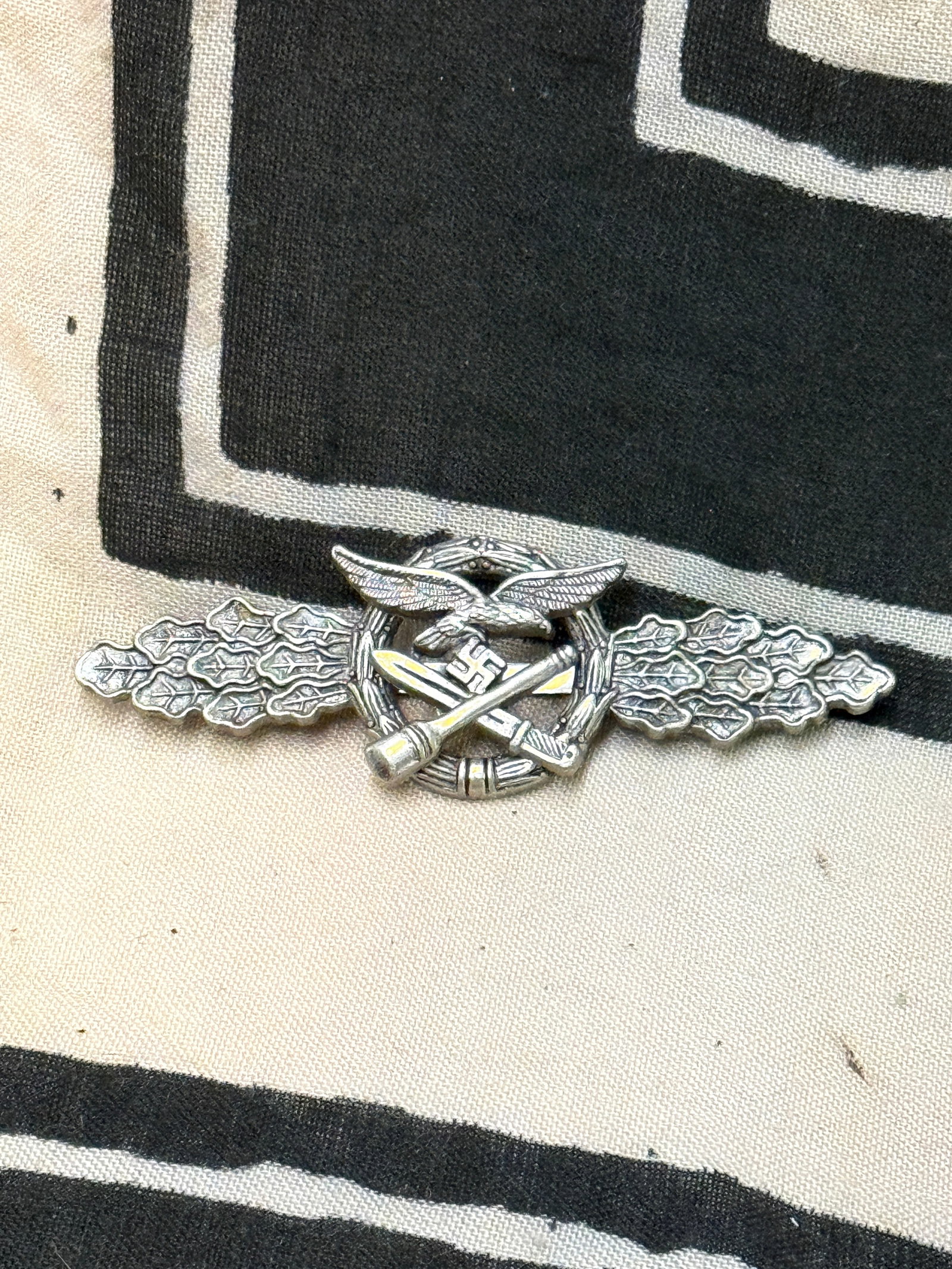 WW2 GERMAN SPANGHE LUFTWAFFE BADGE: WW2 GERMAN SPANGHE LUFTWAFFE BADGE. A RARE FIND. SHOWS GOOD WEAR AND USE WITH A A BEAUTIFUL PATINA THROUGHOUT. PLEASE VIEW ALL DETAILED PICTURES. A SCARCE FIND.