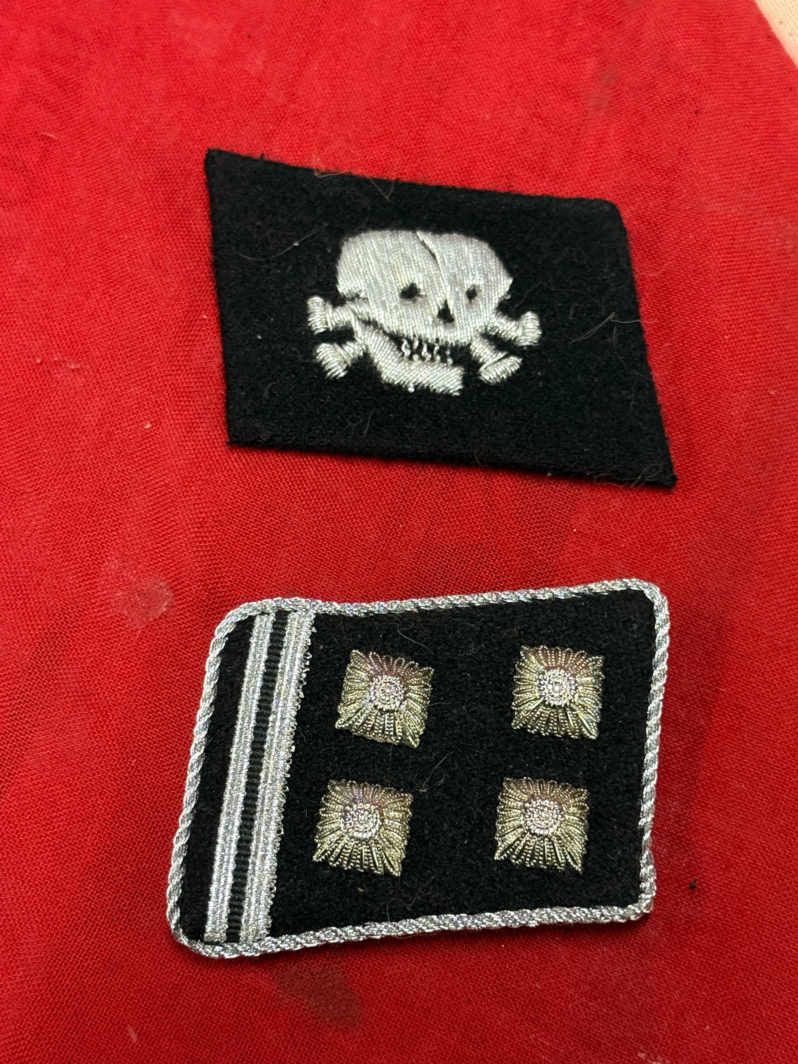 WW2 GERMAN TOTENKOPF SS SKULL MATCHING SET OF COLLAR BOARDS TABS: WW2 GERMAN TOTENKOPF SS SKULL MATCHING SET OF COLLAR BOARDS TABS. SHOWS GOOD WEAR AND USE WITH A BEAUTIFUL PATINA THROUGHOUT. PLEASE VIEW ALL DETAILED PICTURES. A VERY RARE EXAMPLE.