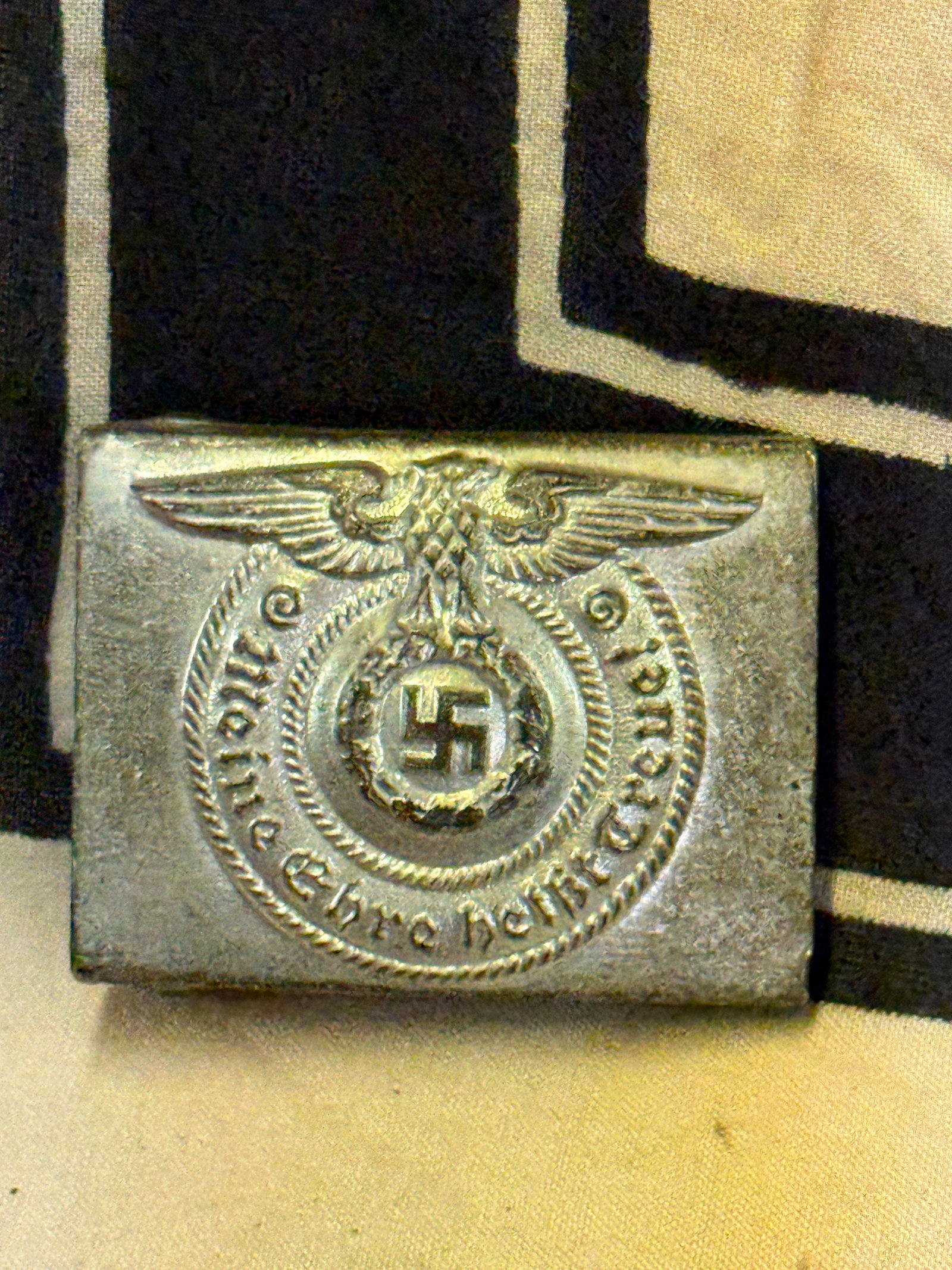 EARLY WW2 GERMAN WAFFEN SS EM/NCO BELT BUCKLE - UNMARKED VERSION: EARLY WW2 GERMAN WAFFEN SS EM/NCO BELT BUCKLE - UNMARKED VERSION. A VERY SCARCE EXAMPLE THAT IS IN MINT OVERALL SHAPE AND CONDITION WITH A BEAUTIFUL OVERALL PATINA. SHOWS GOOD WEAR AND USE. PLEASE VIE