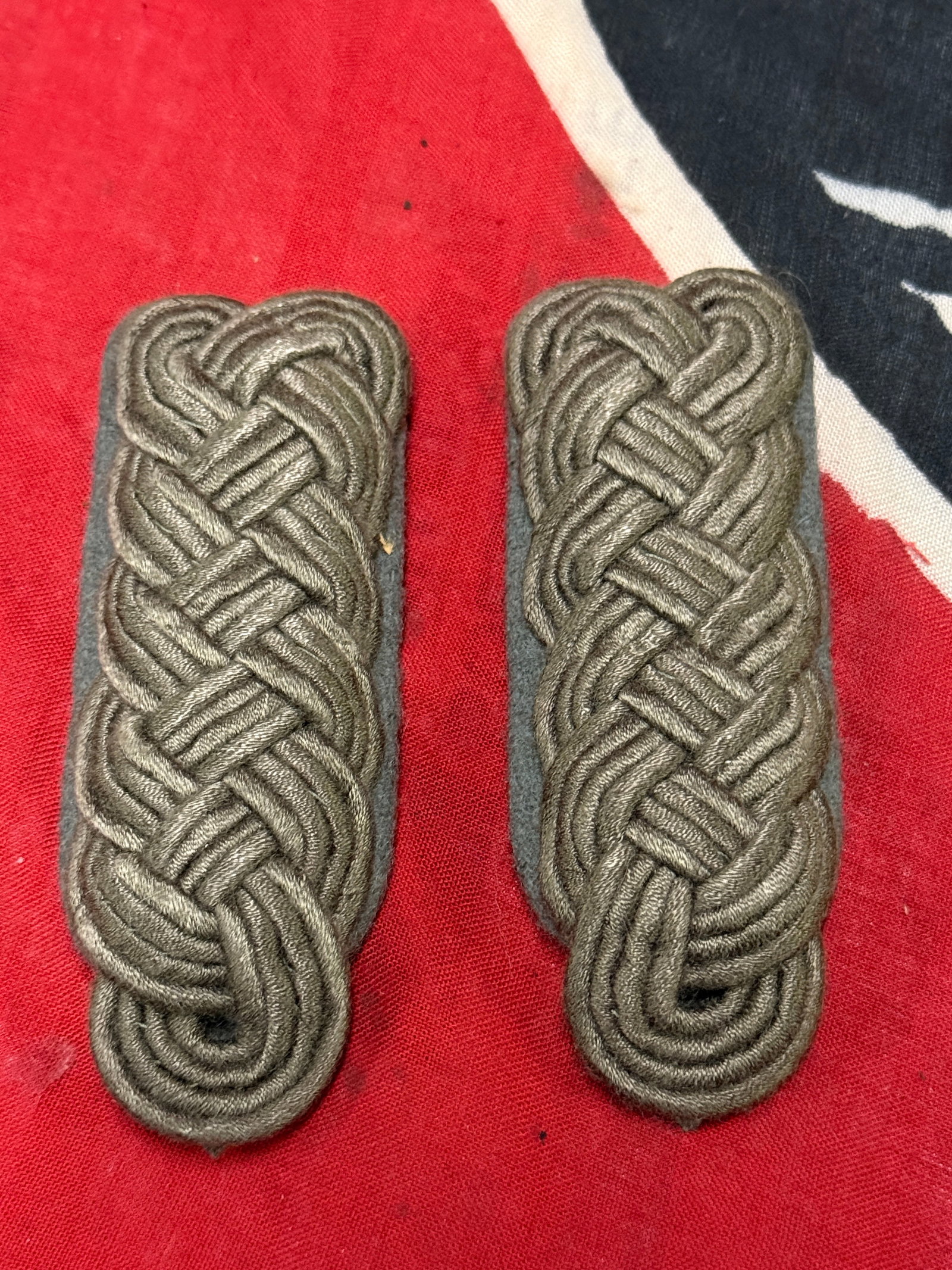 WW2 German collar tab shoulder board set heer transport officer insignia: WW2 German collar tab shoulder board set heer transport officer insignia. Shows good wear and use with a beautiful patina throughout. Please view all detailed pictures. A scarce exmaple.