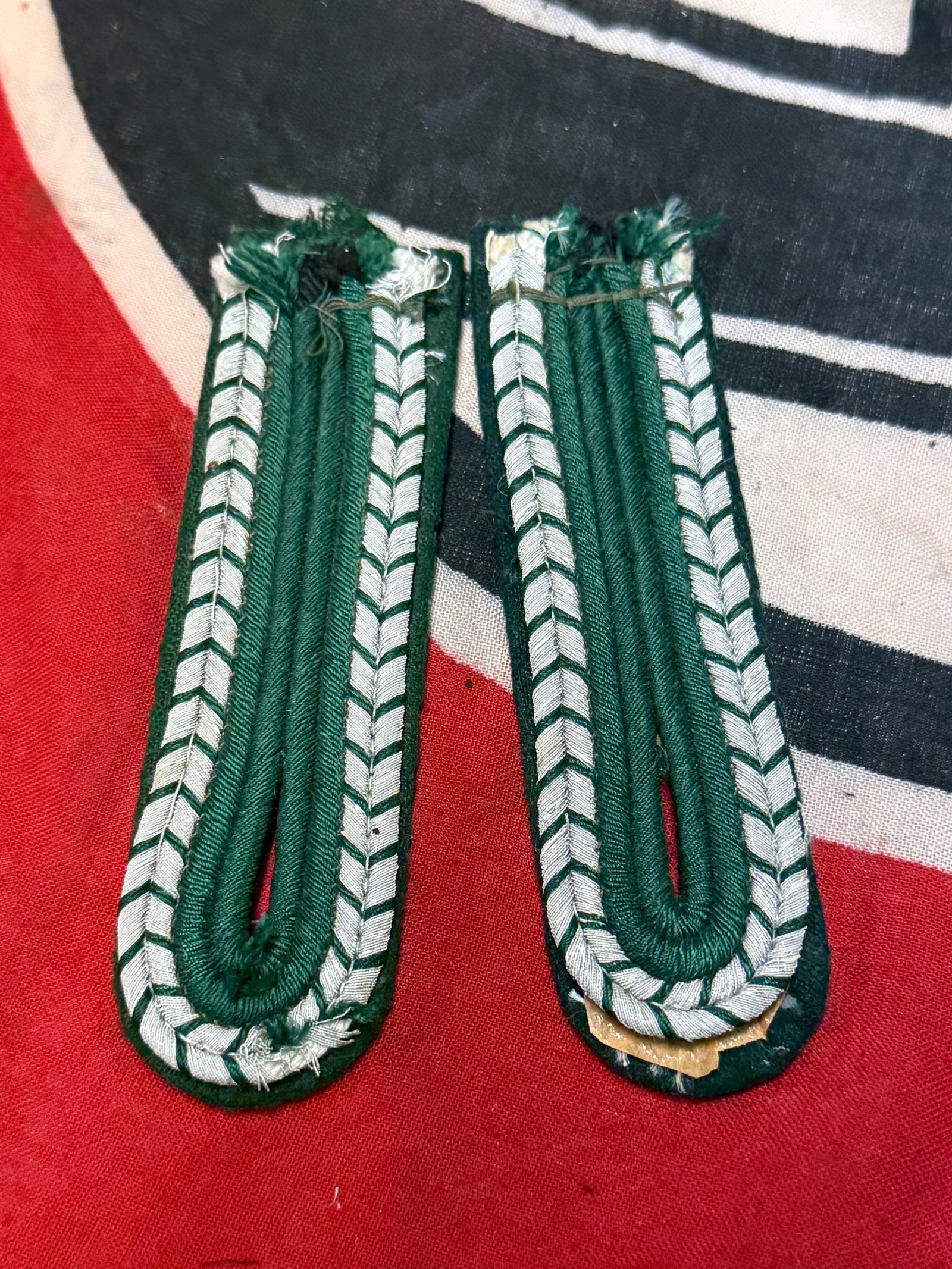 WW2 GERMAN HEER ARMY OFFICER SHOULDER BOARDS: WW2 GERMAN HEER ARMY OFFICER SHOULDER BOARDS. COMES IN A PAIR. SHOWS GOOD WEAR AND USE. PLEASE VIEW ALL DETAILED PICTURES.