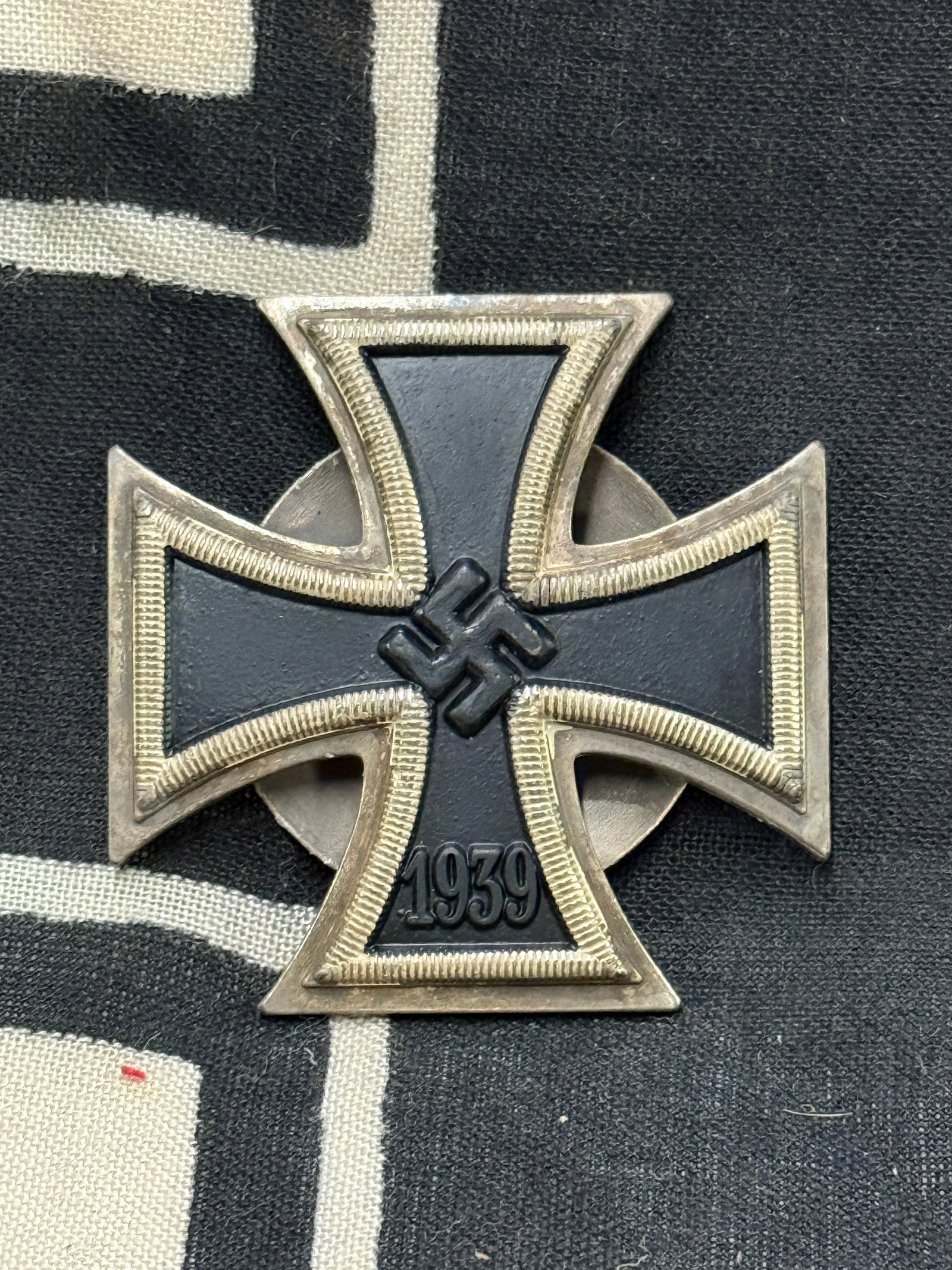 WW2 GERMAN 1939 SCREW BACK IRON CROSS 1ST CLASS, 1939 MEDAL: WW2 GERMAN 1939 SCREW BACK IRON CROSS 1ST CLASS, 1939 MEDAL. On March 10TH 1813, Prussian King Friedrich Wilhelm III established the Iron Cross as a temporary award for bestowal during times of war. O