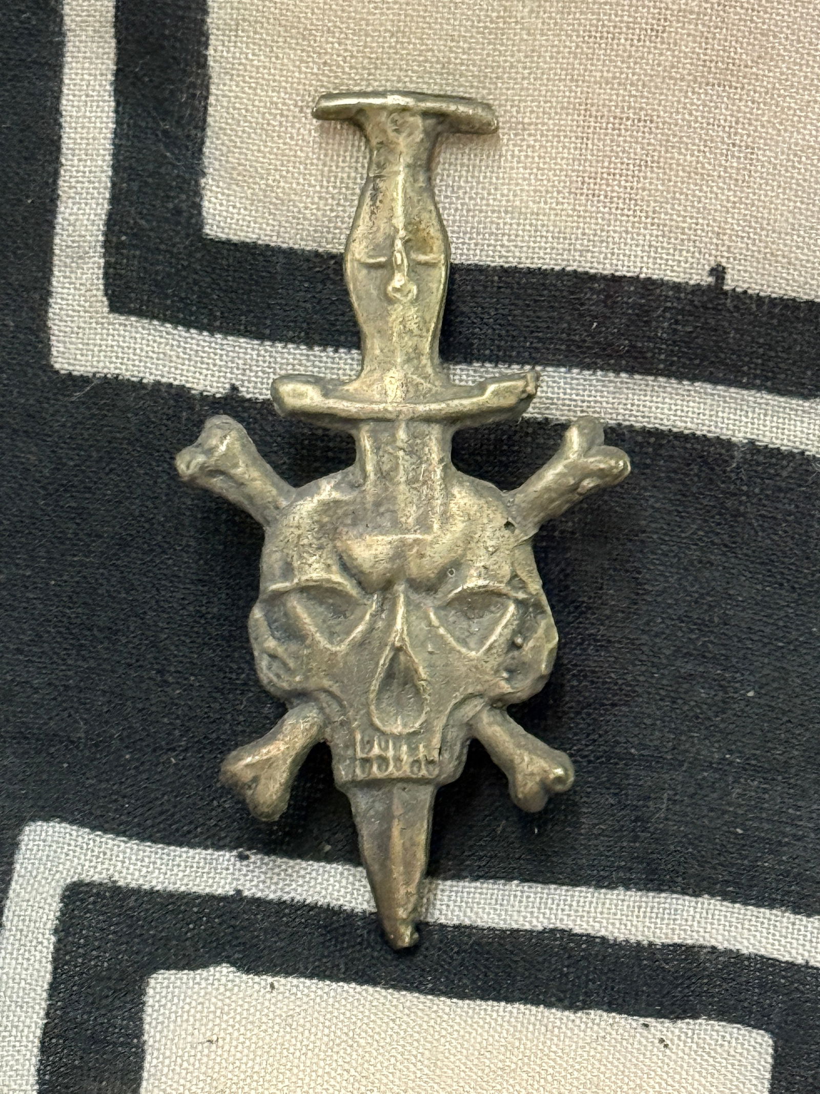 RARE WW2 GERMAN SS SKULL WITH CROSS BONES DAGGER PIN DEATH BADGE: RARE WW2 GERMAN SS SKULL WITH CROSS BONES DAGGER PIN DEATH BADGE. A RARE EXAMPLE. SHOWS GOOD WEAR AND USE WITH A BEAUTIFUL OVERALL PATINA. A RARE EXAMPLE.