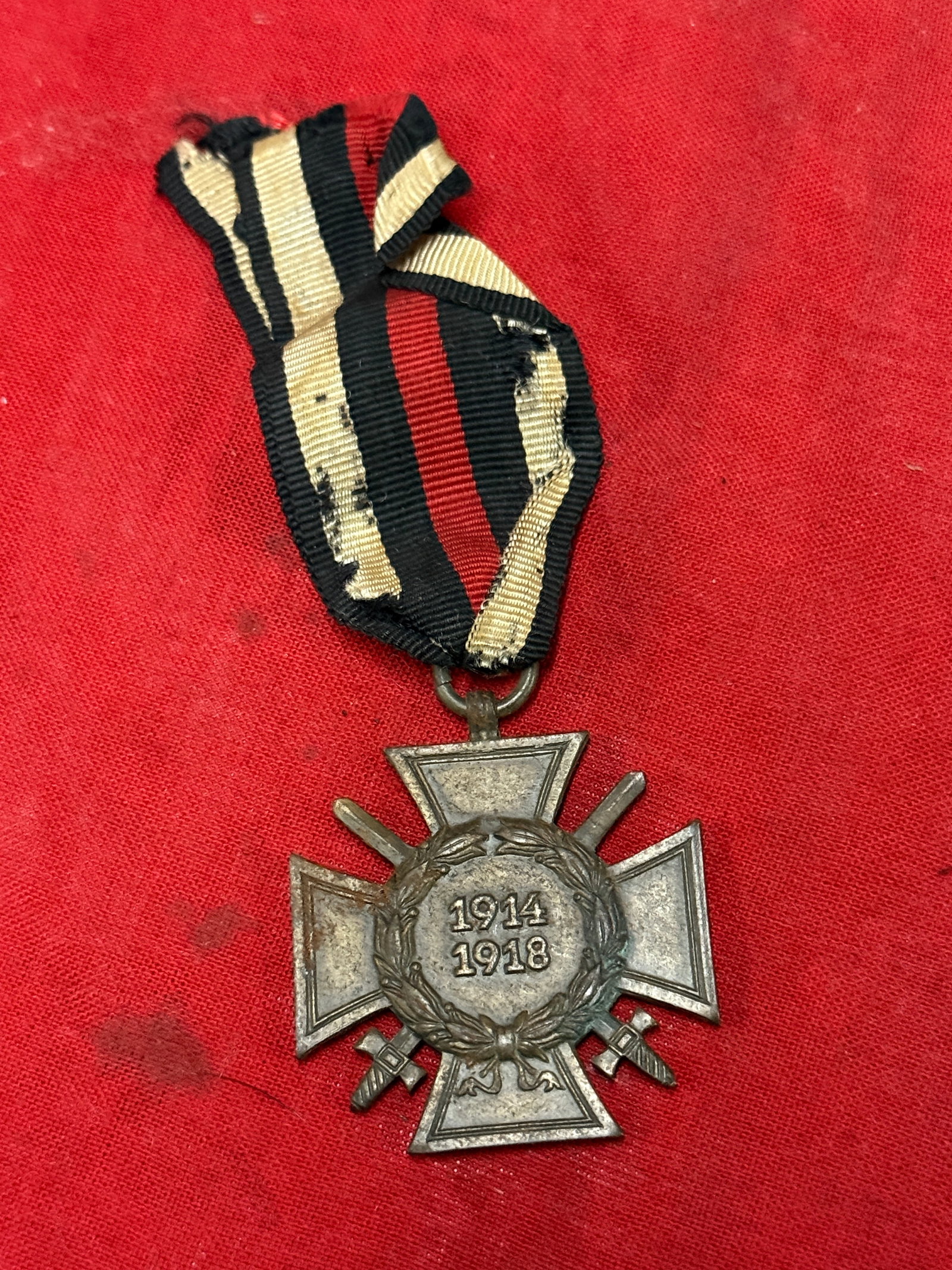 WW1 GERMAN 1914 1918 HONOUR CROSS WITH RIBBON: WW1 GERMAN 1914 1918 HONOUR CROSS WITH RIBBON. A SCARCE EXAMPLE. SHOWS GOOD WEAR AND USE WITH A BEAUTIFUL OVERALL PATINA. PLEASE VIEW ALL DETAILED PICTURES. A RARE EXAMPLE.