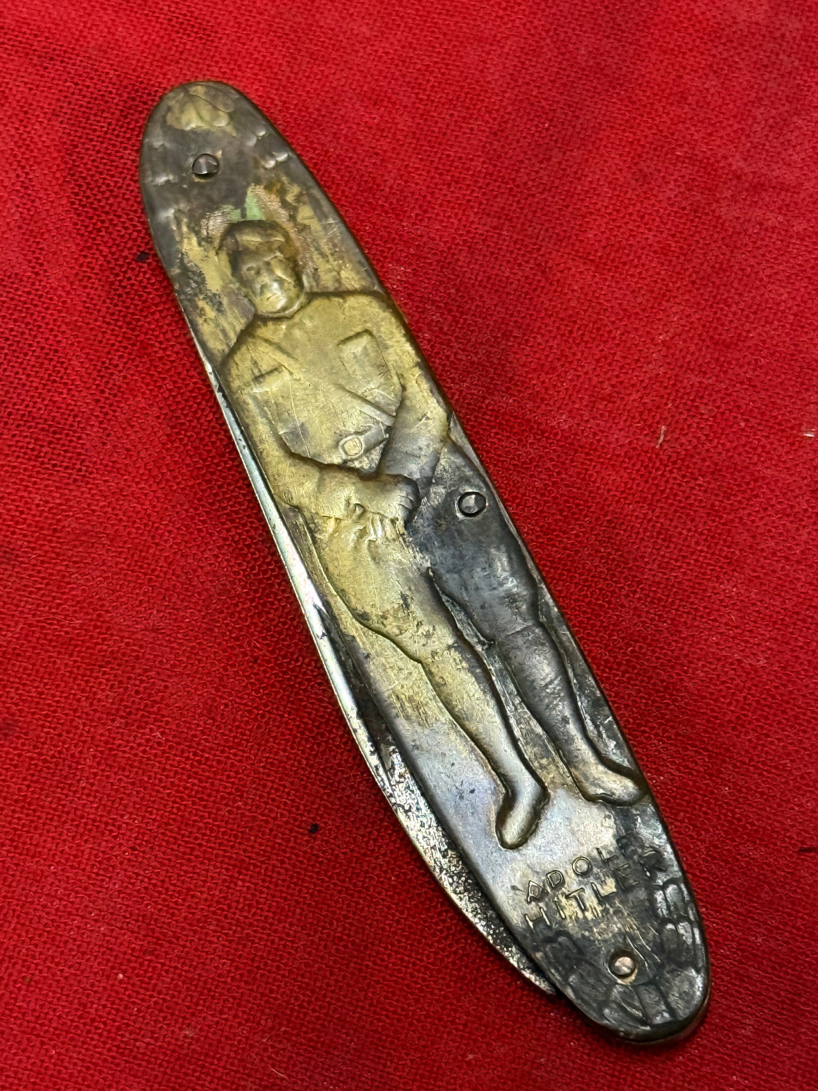 WW2 GERMAN ADOLF HITLER POCKET KNIFE: WW2 GERMAN ADOLF HITLER POCKET KNIFE. AN ULTRA RARE FIND. SHOWS GOOD WEAR AND USE WITH A BEAUTIFUL OVERALL PATINA. NICELY ENGRAVED BLADE. PLEASE VIEW ALL DETAILED PICTURES. A RARE EXAMPLE.