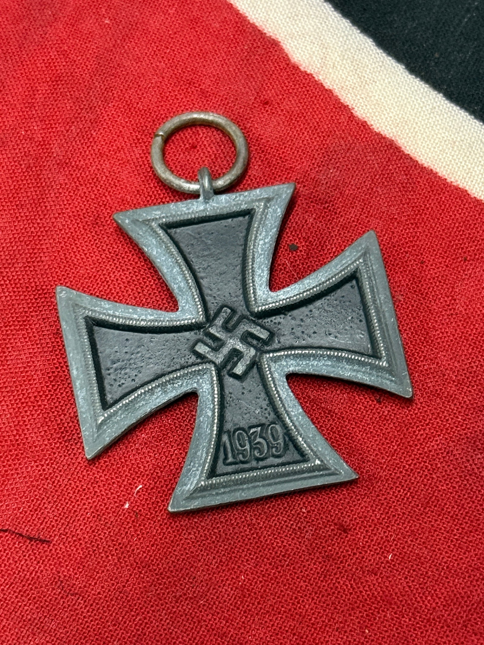 RARE WW2 GERMAN IRON CROSS MEDAL 1939: RARE WW2 GERMAN IRON CROSS MEDAL 1939. MISSING THE RIBBON. SHOWS GOOD WEAR AND USE WITH A BEAUTIFUL OVERALL PATINA. PLEASE VIEW ALL DETAILED PICTURES. A RARE EXAMPLE.
