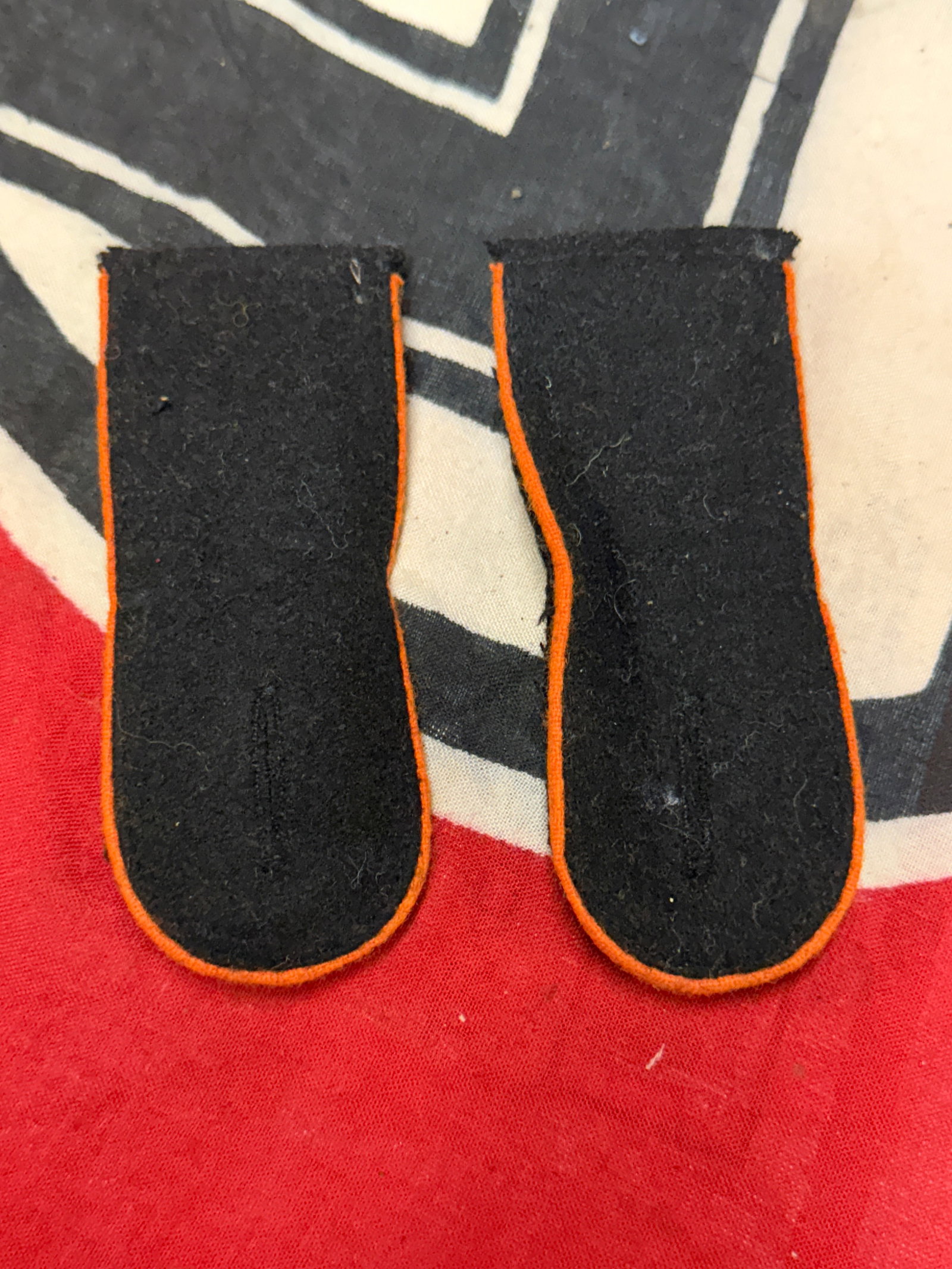 WWII GERMAN WAFFEN FIELD POLICE ENLISTED TUNIC JACKET SHOULDER BOARDS: WWII GERMAN WAFFEN FIELD POLICE ENLISTED TUNIC JACKET SHOULDER BOARDS. A RARE EXAMPLE. SHOWS GOOD WEAR AND USE WITH A BEAUTIFUL OVERALL PATINA. PLEASE VIEW ALL DETAILED PICTURES. A RARE EXAMPLE.