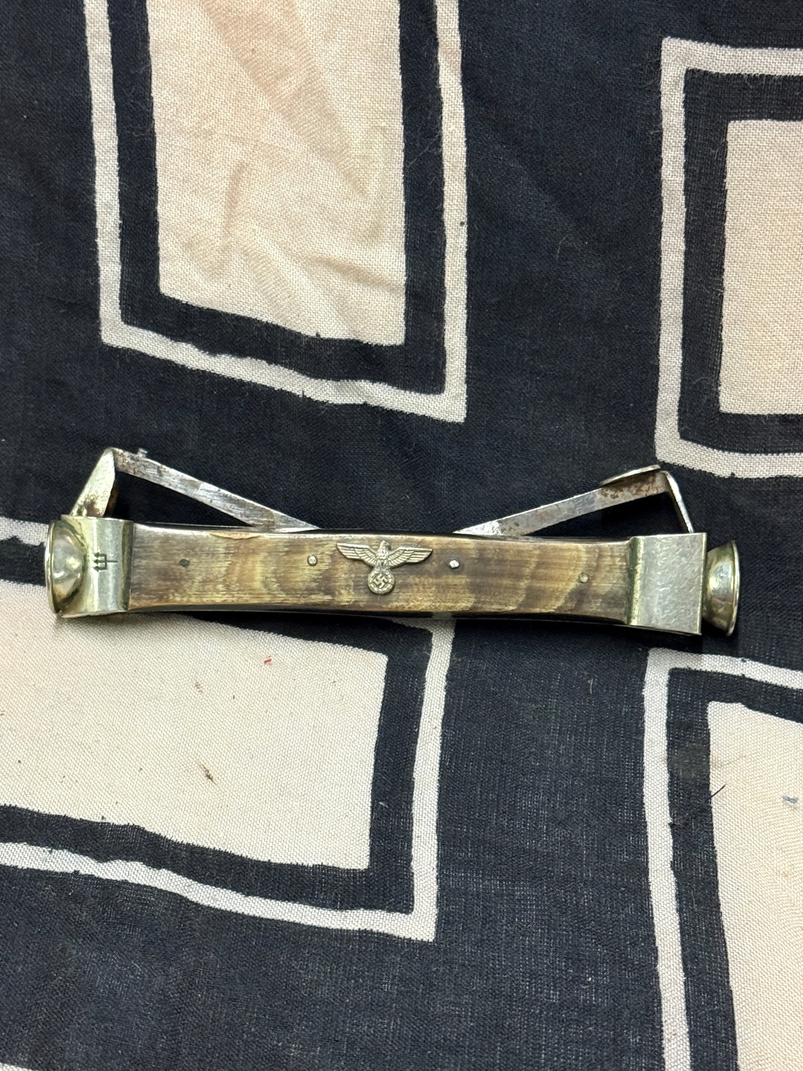 RARE WW2 GERMAN WAFFEN SS OFFICER CIGAR CUTTER - EMBOSSED WITH SS EAGLE: RARE WW2 GERMAN WAFFEN SS OFFICER CIGAR CUTTER - EMBOSSED WITH SS EAGLE. AN ULTRA RARE FIND THAT IS IN MINT OVERALL SHAPE AND CONDITION WITH A BEAUTIFUL OVERALL PATINA. SHOWS GOOD WEAR AND USE. PLEASE