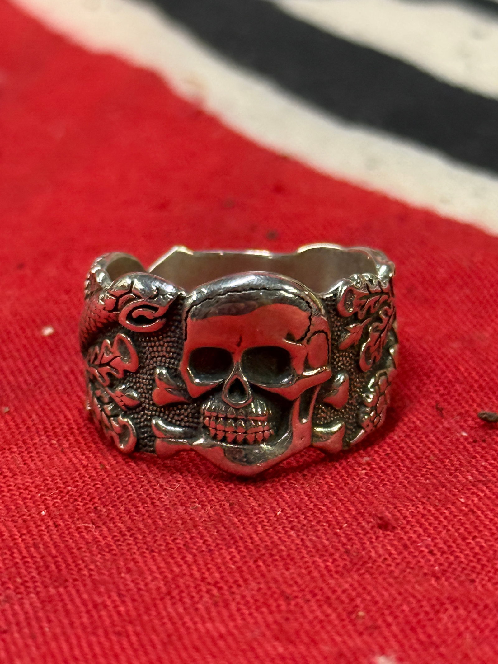 WW2 GERMAN 3RD REICH WAFFEN SS ANTI PARTISAN RING IN 800 SILVER: WW2 GERMAN 3RD REICH WAFFEN SS ANTI PARTISAN RING IN 800 SILVER. A RARE FIND. SHOWS GOOD WEAR AND USE WITH A BEAUTIFUL OVERALL PATINA. PLEASE VIEW ALL DETAILED PICTURES. A SCARCE EXAMPLE.