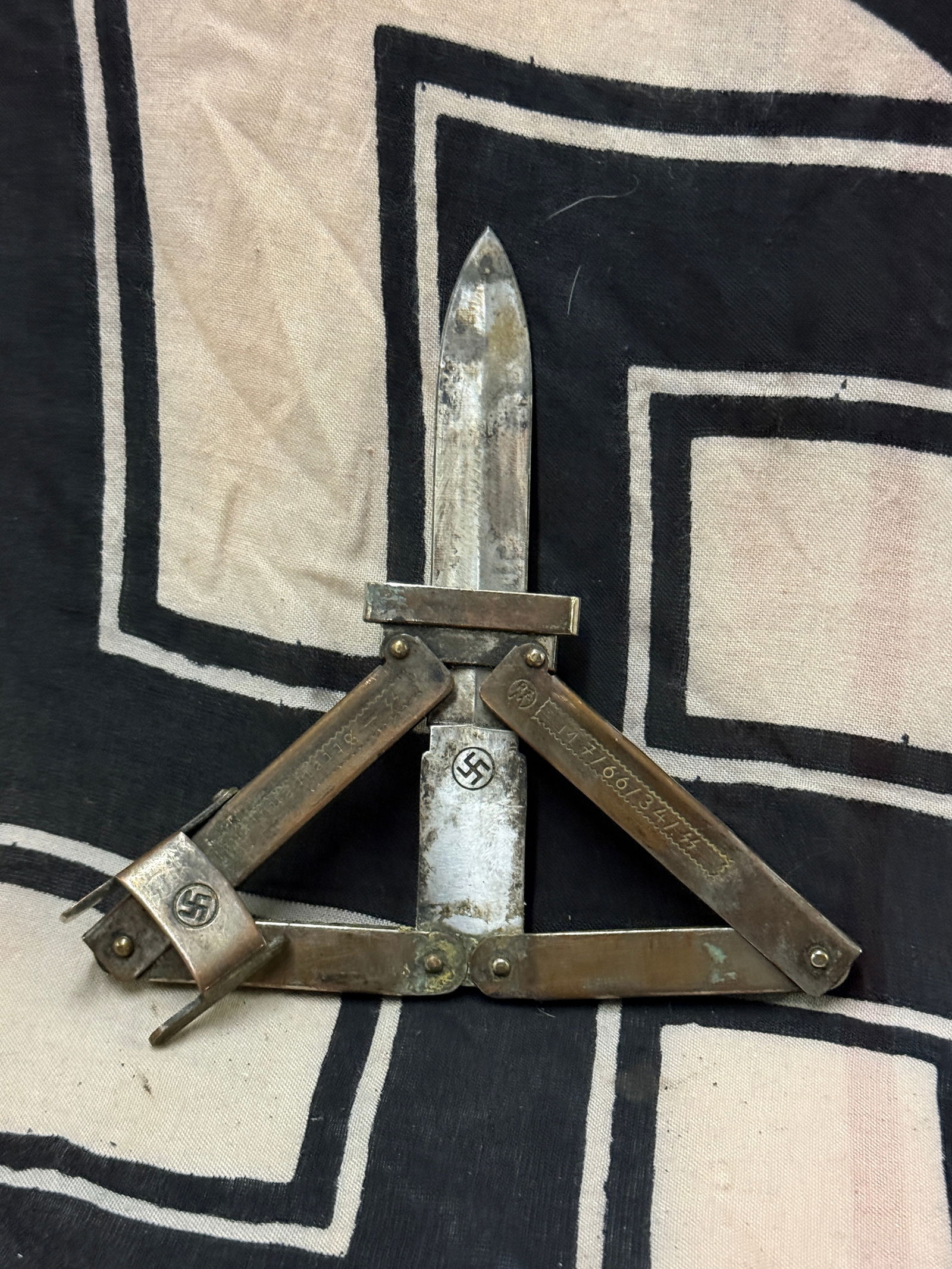 WW2 GERMAN SS PARATROOPER FOLDING DAGGER KNIFE: WW2 GERMAN SS PARATROOPER FOLDING DAGGER KNIFE. A VERY RARE FIND THAT IS IN MINT OVERALL SHAPE AND CONDITION WITH A BEAUTIFUL OVERALL PATINA. PLEASE VIEW ALL DETAILED PICTURES. A VERY RARE EXAMPLE.