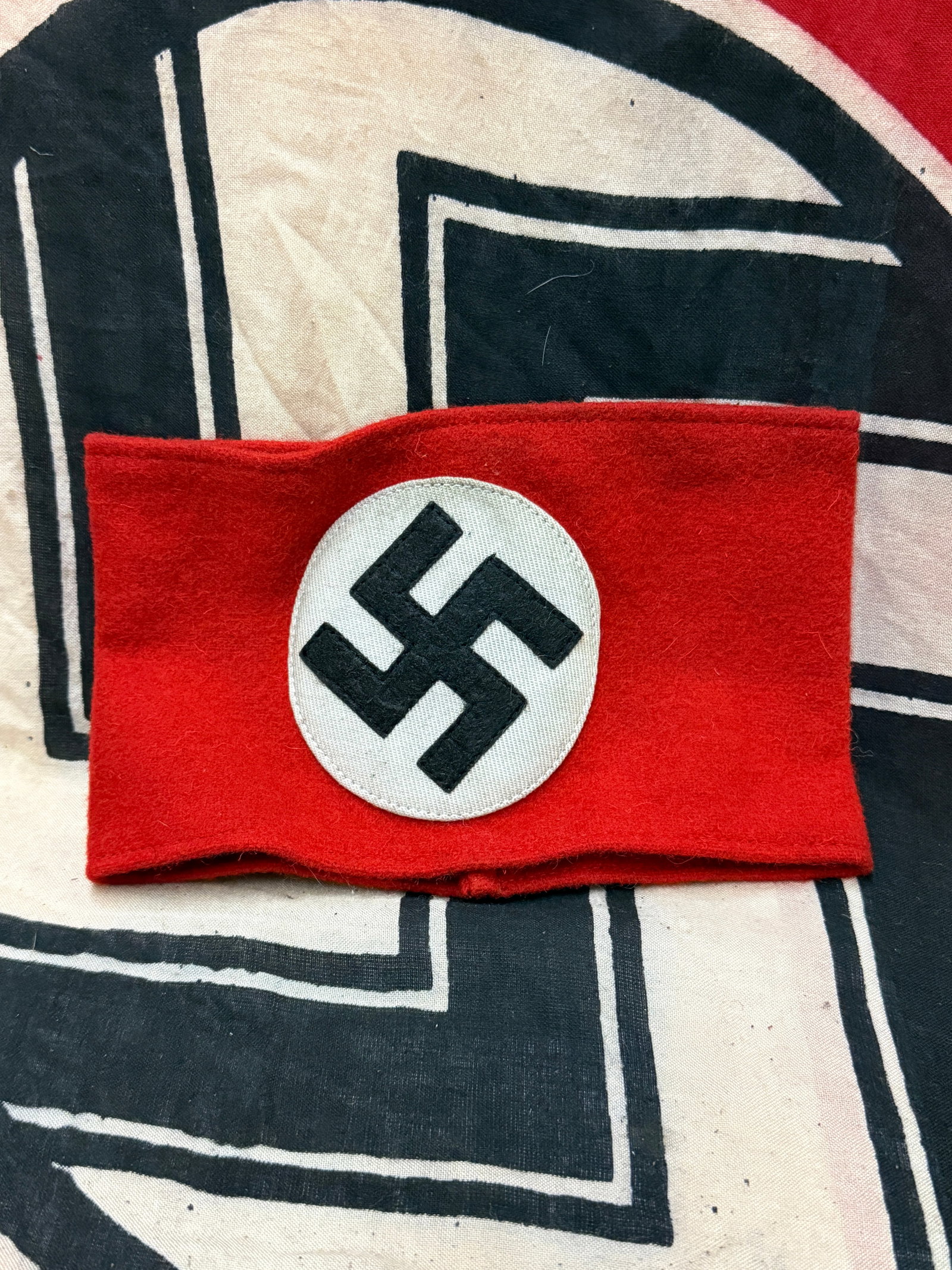 RARE WW2 GERMAN WAFFEN SS WOOL ARMBAND WITH RZM PAPER TAG: RARE WW2 GERMAN WAFFEN SS WOOL ARMBAND WITH RZM PAPER TAG. A RARE EXAMPLE THAT IS IN MINT OVERALL SHAPE AND CONDITION WITH A BEAUTIFUL OVERALL PATINA. PLEASE VIEW ALL DETAILED PICTURES. A RARE EXAMPLE