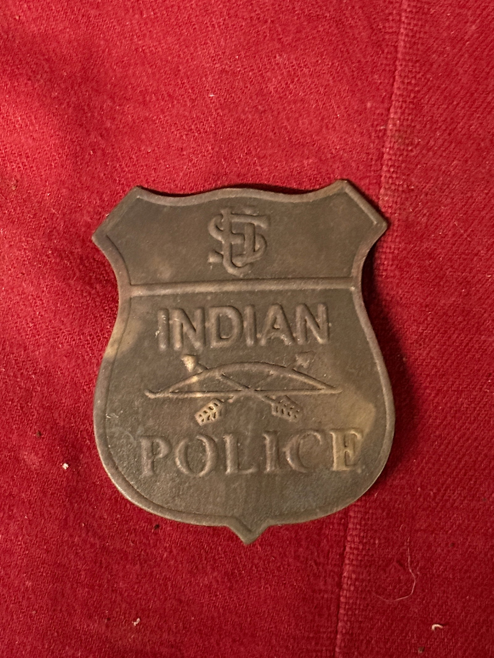 ANTIQUE 1800'S INDIAN POLICE BADGE: ANTIQUE 1800'S INDIAN POLICE BADGE. A RARE FIND. SHOWS GOOD WEAR AND USE WITH A BEAUTIFUL OVERALL PATINA. PLEASE VIEW ALL DETAILED PICTURES. A RARE EXAMPLE.