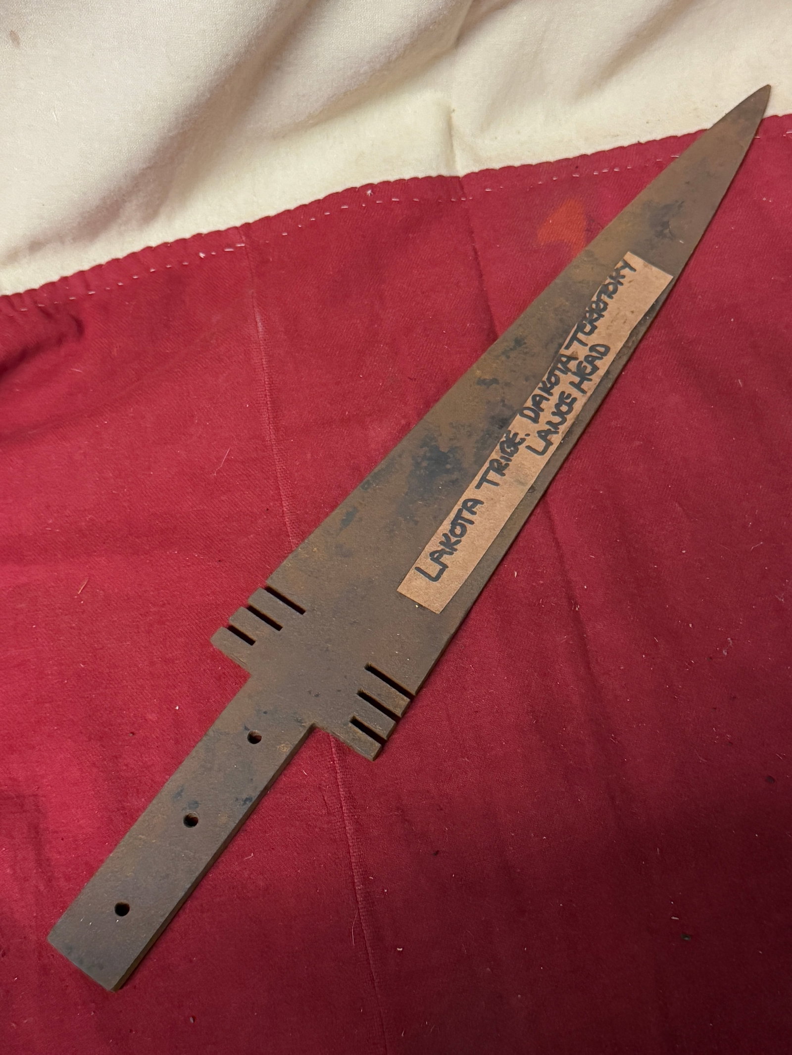 1800'S NATIVE AMERICAN LAKOTA TRIBE DAKOTA TERRITORY LANCE SPEAR HEAD: 1800'S NATIVE AMERICAN LAKOTA TRIBE DAKOTA TERRITORY LANCE SPEAR HEAD. A RARE FIND. IT IS IN MINT OVERALL SHAPE AND CONDITION WITH A BEAUTIFUL OVERALL PATINA. SHOWS GOOD WEAR AND USE. PLEASE VIEW ALL 