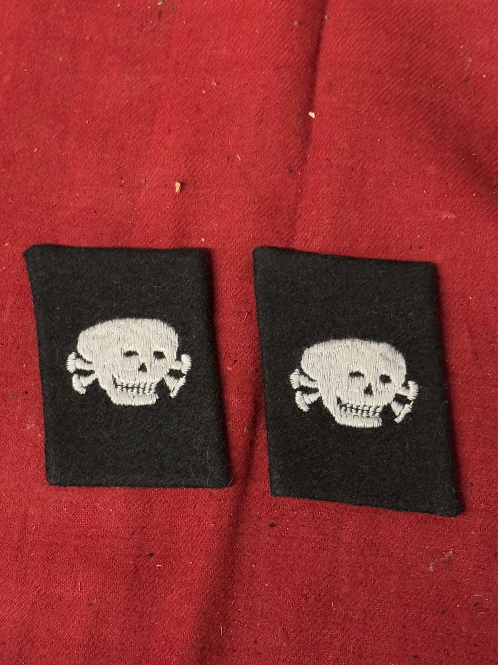 PAIR OF WW2 GERMAN TOTENKOPF SS SKULL COLLAR TABS: PAIR OF WW2 GERMAN TOTENKOPF SS SKULL COLLAR TABS. A RARE EXAMPLE THAT IS IN MINT OVERALL SHAPE AND CONDITION WITH A BEAUTIFUL OVERALL PATINA. PLEASE VIEW ALL DETAILED PICTURES. A RARE EXAMPLE.