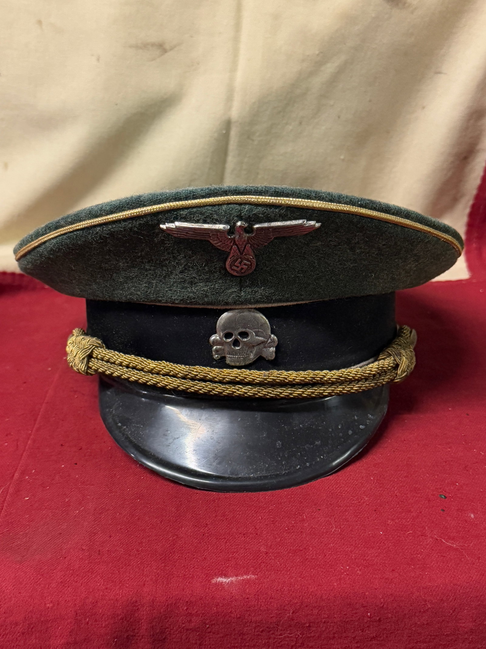 RARE WW2 GERMAN WAFFEN SS SCHIRMMUTZE VISOR CAP: RARE WW2 GERMAN WAFFEN SS SCHIRMMUTZE VISOR CAP. A RARE EXAMPLE. SHOWS GOOD WEAR AND USE WITH A BEAUTIFUL OVERALL PATINA. COMES COMPLETE WITH THE SIDE BUTTONS, HAT CORD, ETC. PLEASE VIEW ALL DETAILED 