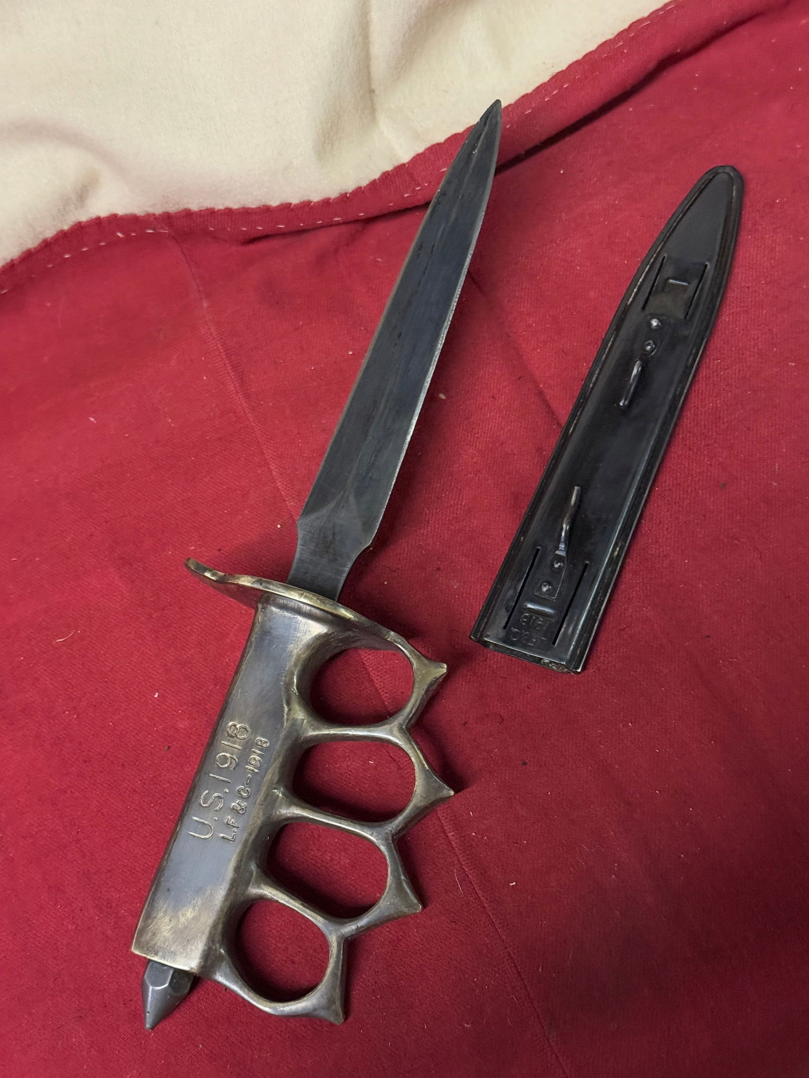 RARE WW1 U.S. 1918 KNUCKLE DUSTER TRENCH KNIFE DAGGER BY L.F.&C WITH SHEATH: RARE WW1 U.S. 1918 KNUCKLE DUSTER TRENCH KNIFE DAGGER BY L.F.&C WITH SHEATH. AN ULTRA RARE FIND THAT IS IN MINT OVERALL SHAPE AND CONDITION WITH A BEAUTIFUL OVERALL PATINA. HAS A GREAT LOOK TO IT WITH