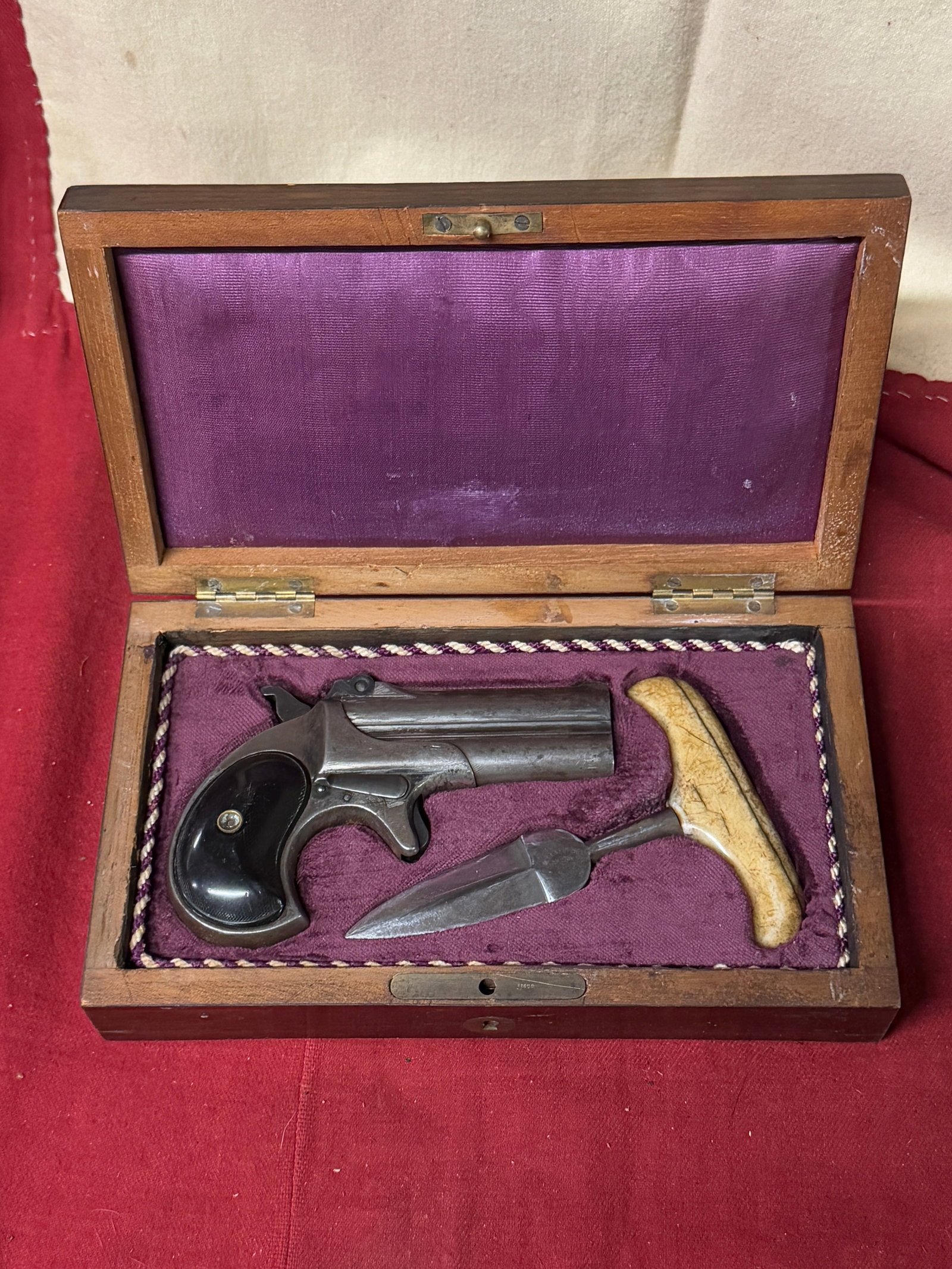 CASED SET OF 1800'S REMINGTON DERRINGER & PUSH DAGGER BY WILL & FINCK S.F. CALIFORNIA: CASED SET OF 1800'S REMINGTON DERRINGER & PUSH DAGGER BY WILL & FINCK S.F. CALIFORNIA. A VERY RARE FIND. THIS BOXED SET COMES WITH A BEAUTIFUL DERRINGER MADE BY REMINGTON ARMS, ACCOMPANIED BY A BEAUTI