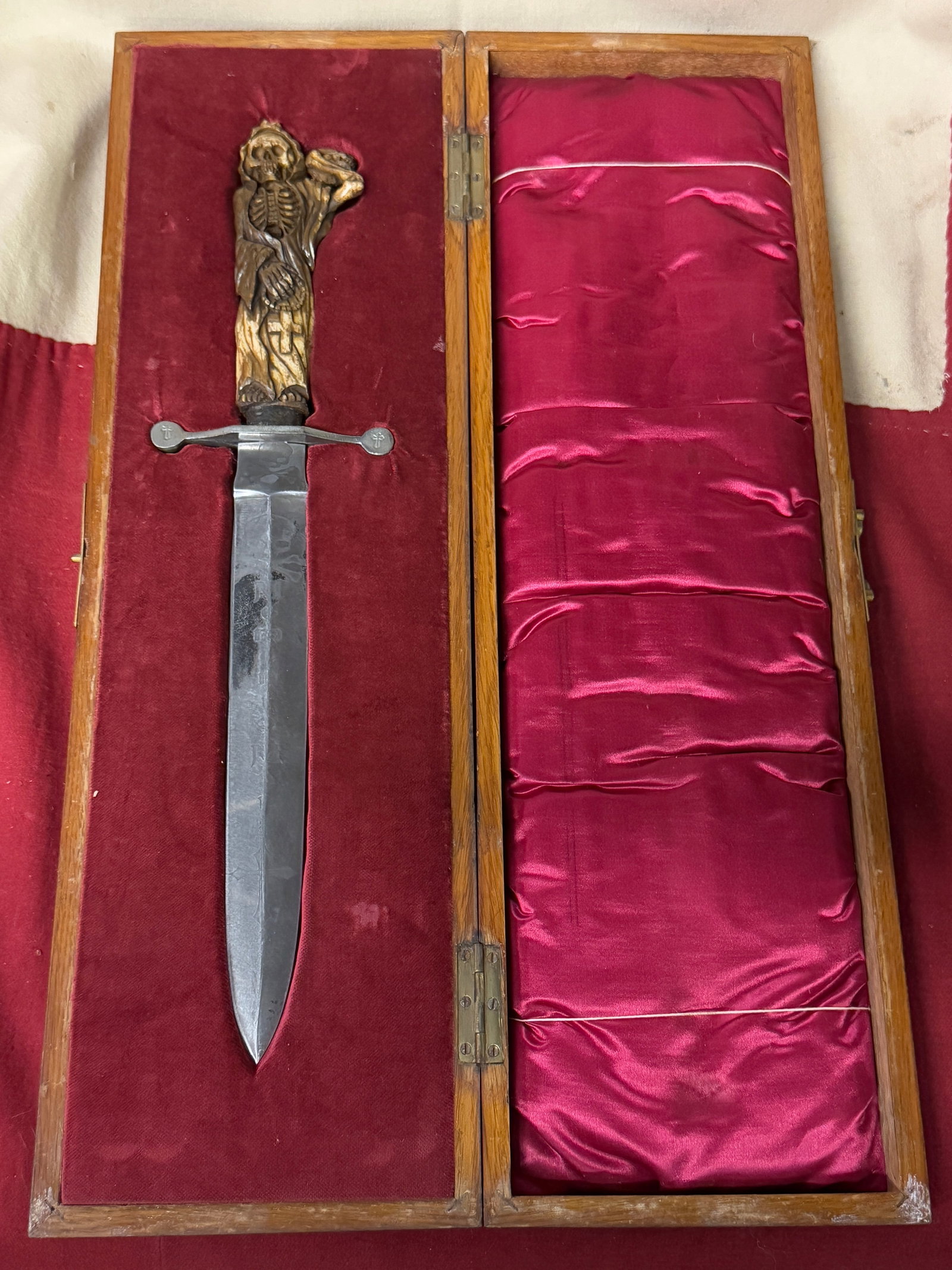 1857 PRE CIVIL WAR MEMENTO MORI CASED ENGRAVED DEATH HANDLE KNIFE DAGGER: 1857 PRE CIVIL WAR MEMENTO MORI CASED ENGRAVED DEATH HANDLE KNIFE DAGGER. AN ULTRA RARE DAGGER FROM THE MEMENTO MORI ERA WITH THE BOX LABEL DATING BACK TO 1857. THIS IS A ONE OF A KIND FIND WITH A VER