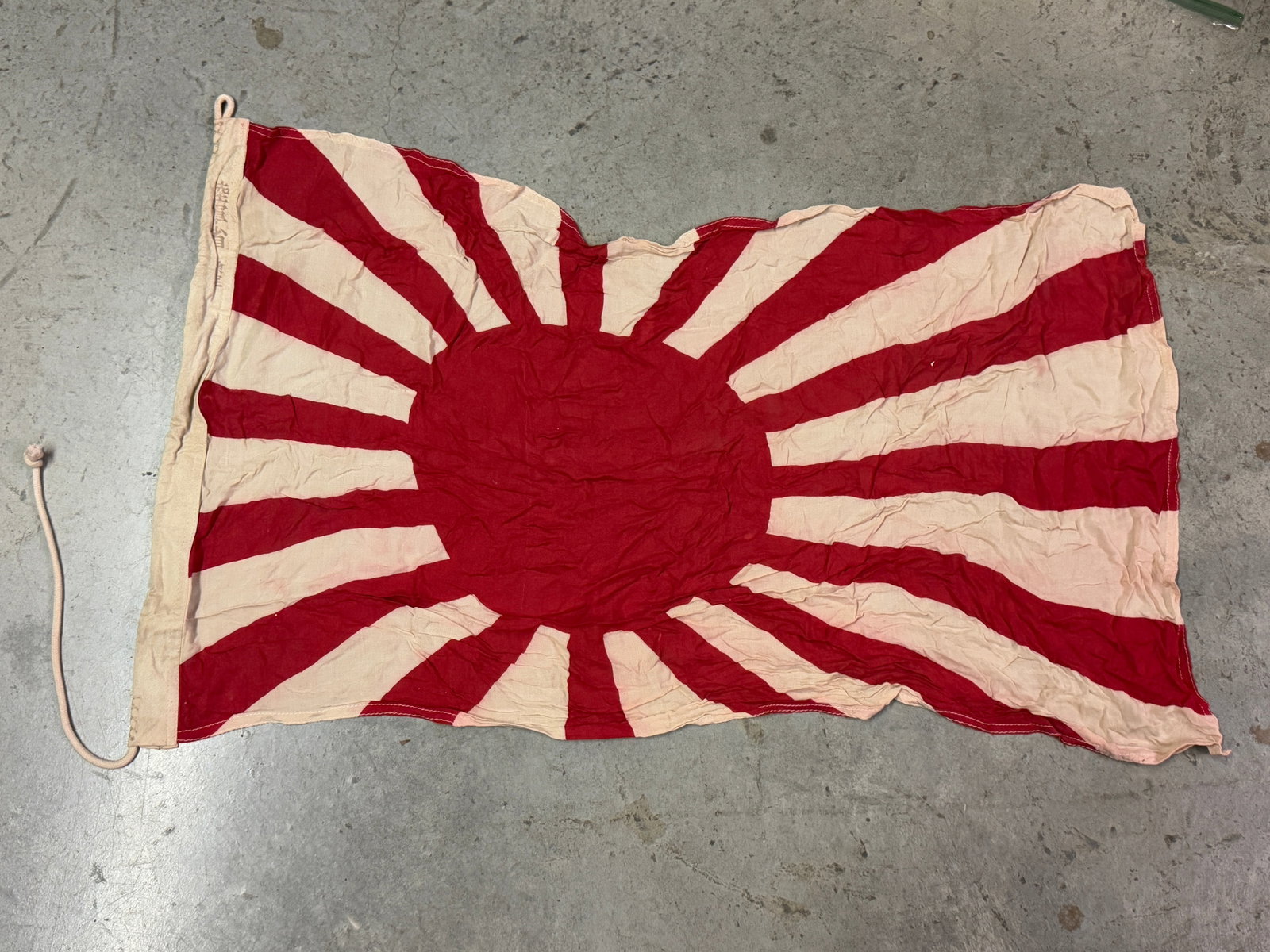RARE WW2 SIGNED JAPANESE NAVY RISING SUN COMBAT BATTLE FLAG: RARE WW2 SIGNED JAPANESE NAVY RISING SUN COMBAT BATTLE FLAG. HAS THE SIGNATURES/MAKER MARKED ON THE SIDE - VIEW PICTURES. SHOWS GOOD WEAR AND USE WITH A BEAUTIFUL OVERALL PATINA. PLEASE VIEW ALL DETAI