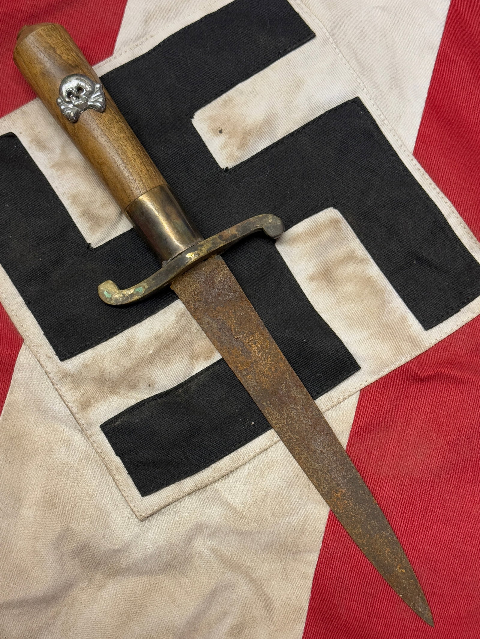 WW2 GERMAN TOTENKOPF SS OFFICER BOOT KNIFE DAGGER: WW2 GERMAN TOTENKOPF SS OFFICER BOOT KNIFE DAGGER. THE HANDLE HAS THE TOTENKOPF SS SKULL BADGE ON IT. SHOWS GOOD PERIOD WEAR AND USE. PLEASE VIEW ALL DETAILED PICTURES. A SCARCE EXAMPLE.