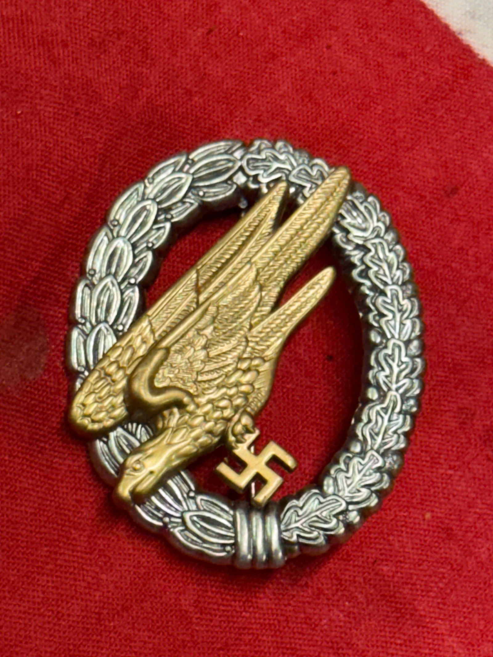 Rare WW2 German Luftwaffe Paratrooper Badge - Unmarked Example: Rare WW2 German Luftwaffe Paratrooper Badge - Unmarked Example. Lüdenscheid. Blackened zink constructed wreath with riveted tombak eagle. Very good condition with small signs of age. Grey/antracite c