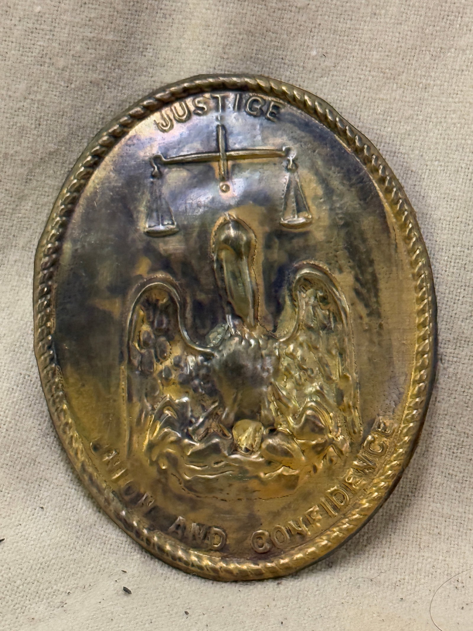 CIVIL WAR CONFEDERATE CSA LOUISIANA SHOULDER BELT PLATE: CIVIL WAR CONFEDERATE CSA LOUISIANA SHOULDER BELT PLATE. A VERY RARE FIND THAT IS IN MINT OVERALL SHAPE AND CONDITION WITH A BEAUTIFUL OVERALL PATINA. SHOWS GOOD WEAR AND USE. PLEASE VIEW ALL DETAILED