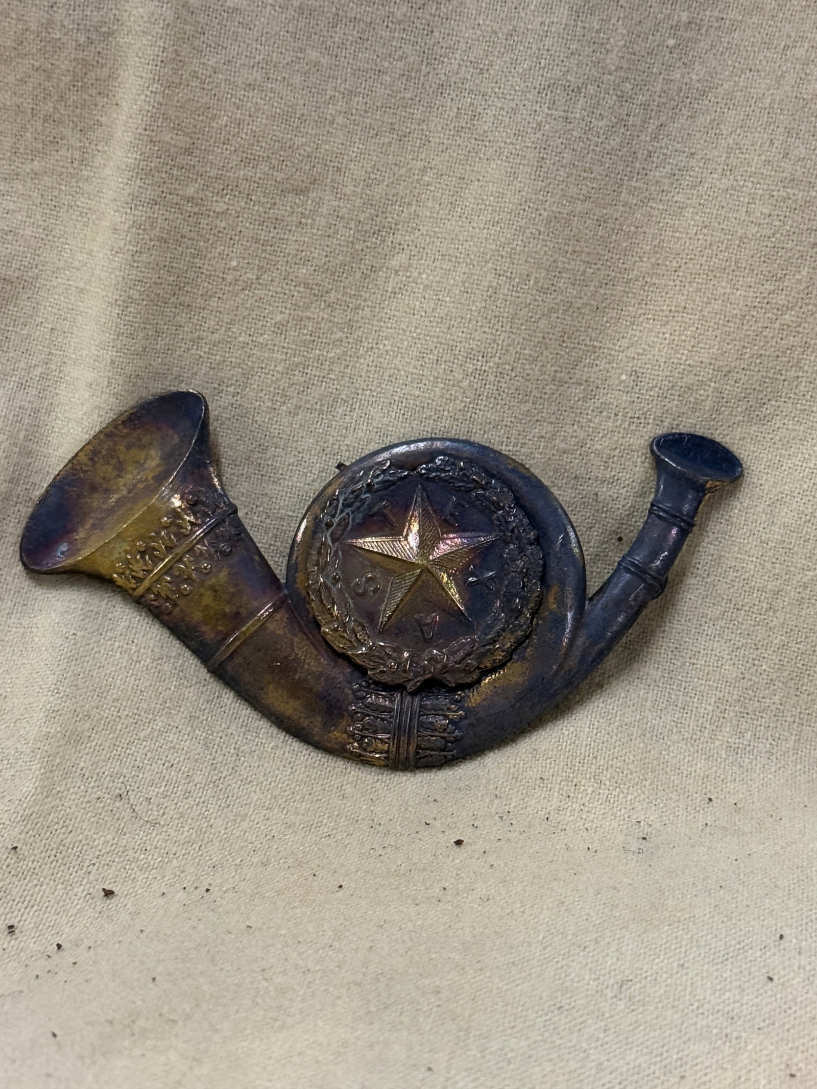 CIVIL WAR CONFEDERATE CSA TEXAS INFANTRY SOUTHERN REBEL HEADGEAR BADGE INSIGNIA: CIVIL WAR CONFEDERATE CSA TEXAS INFANTRY SOUTHERN REBEL HEADGEAR BADGE INSIGNIA. A VERY RARE FIND THAT IS IN MINT OVERALL SHAPE AND CONDITION WITH A BEAUTIFUL OVERALL PATINA. SHOWS GOOD WEAR AND USE. 