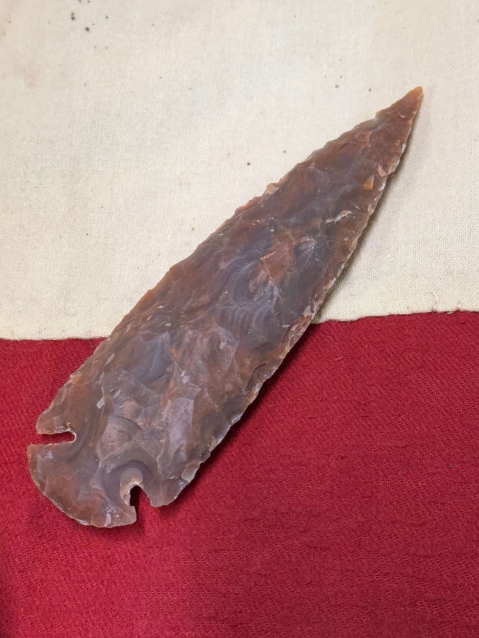 ANTIQUE NATIVE AMERICAN INDIAN SPEAR ARROW HEAD FROM DAKOTA TERRITORY: ANTIQUE NATIVE AMERICAN INDIAN SPEAR ARROW HEAD FROM DAKOTA TERRITORY. A VERY RARE FIND THAT IS IN MINT OVERALL SHAPE AND CONDITION WITH A BEAUTIFUL OVERALL PATINA. SHOWS GOOD WEAR AND USE. PLEASE VIE
