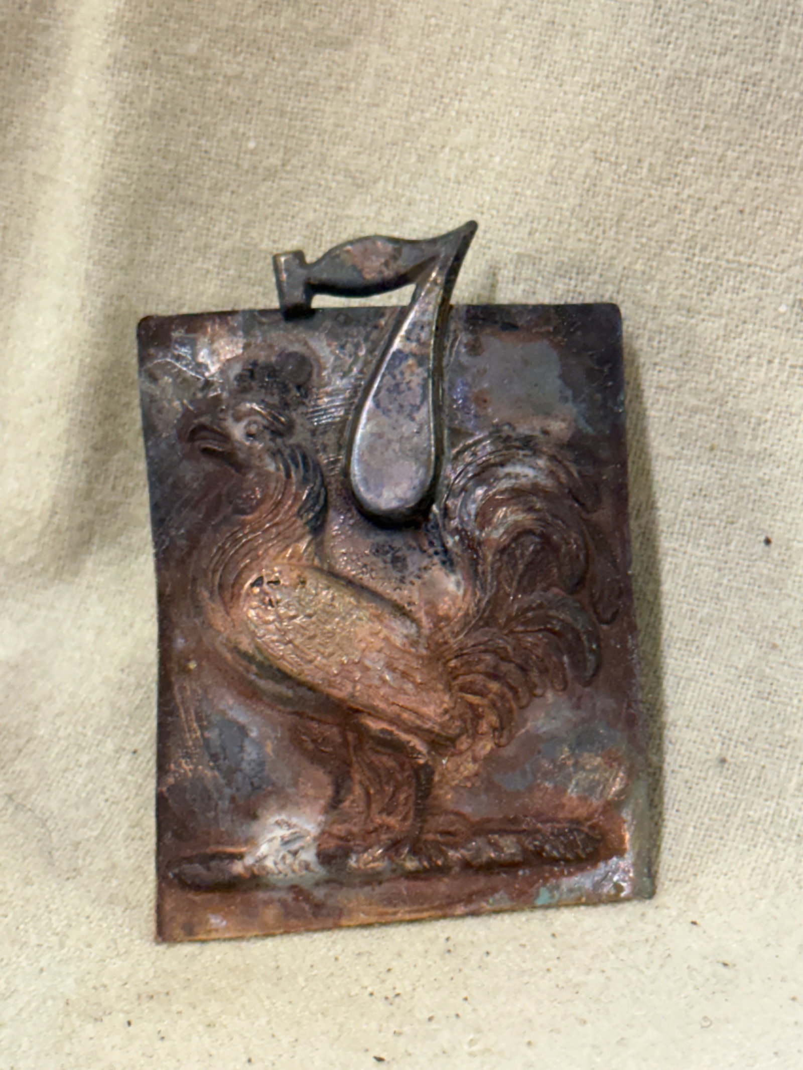 RARE CIVIL WAR 7TH OHIO ROOSTER "FARMERS" IN THE ARMY HEADGEAR BADGE INSIGNIA: RARE CIVIL WAR 7TH OHIO ROOSTER "FARMERS" IN THE ARMY HEADGEAR BADGE INSIGNIA. AN ULTRA RARE FIND. SHOWS GOOD WEAR AND USE WITH A BEAUTIFUL OVERALL PATINA. BEAUTIFUL BUCKLE THAT HAS A GREAT EYE APPEAL