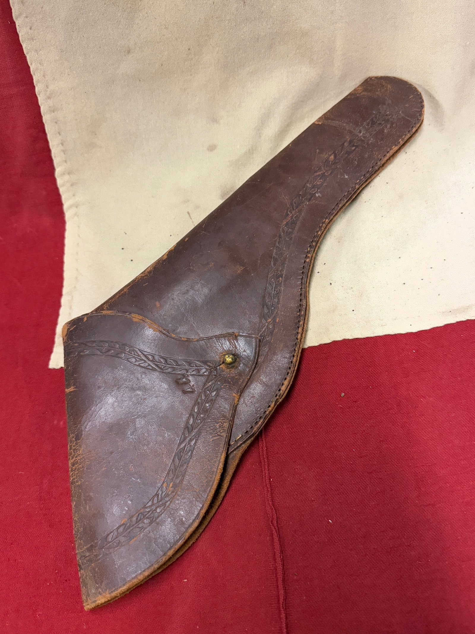 RARE CIVIL WAR CONFEDERATE CSA LEATHER REVOLVER HOLSTER: RARE CIVIL WAR CONFEDERATE CSA LEATHER REVOLVER HOLSTER. A VERY RARE FIND THAT IS IN MINT OVERALL SHAPE AND CONDITION WITH A BEAUTIFUL OVERALL PATINA. SHOWS GOOD WEAR AND USE. PLEASE VIEW ALL DETAILED
