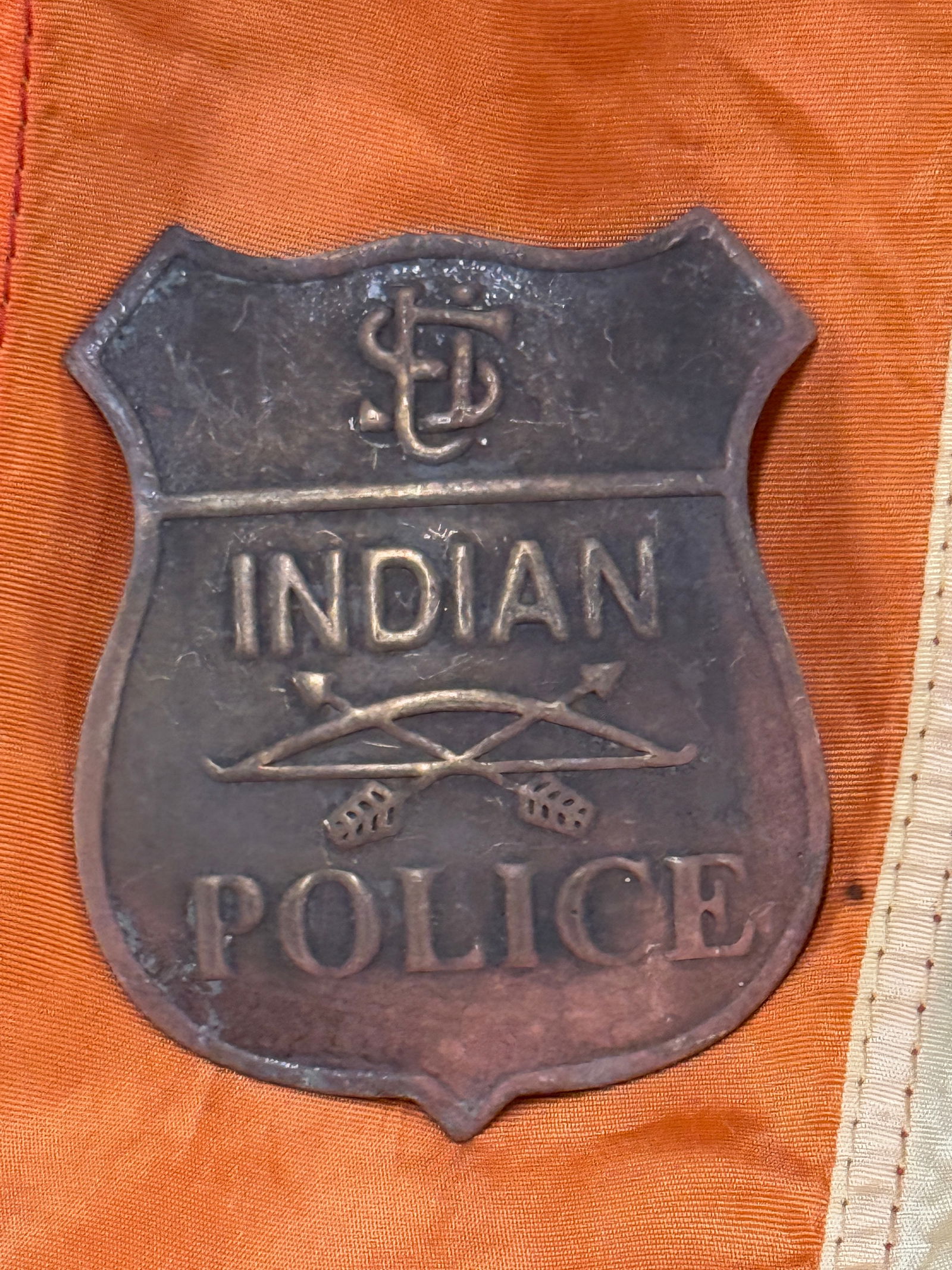 ANTIQUE NATIVE AMERICAN INDIAN POLICE BADGE: ANTIQUE NATIVE AMERICAN INDIAN POLICE BADGE. A VERY RARE FIND THAT IS IN MINT OVERALL SHAPE AND CONDITION WITH A BEAUTIFUL OVERALL PATINA. SHOWS GOOD WEAR AND USE. PLEASE VIEW ALL DETAILED PICTURES. A