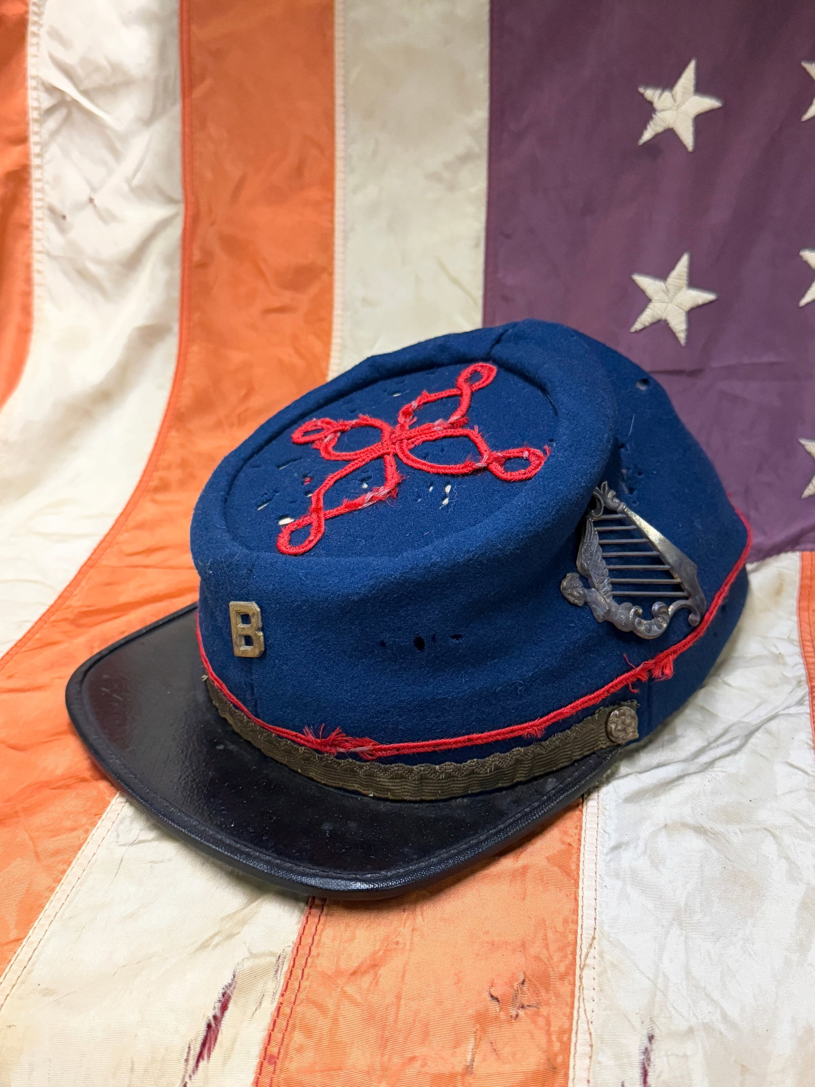 RARE CIVIL WAR UNION IRISH BRIGADE KEPI HAT CAP: RARE CIVIL WAR UNION IRISH BRIGADE KEPI HAT CAP. AN ULTRA RARE FIND THAT IS IN MINT OVERALL SHAPE AND CONDITION WITH A BEAUTIFUL OVERALL PATINA. HAS A GREAT LOOK TO IT WITH AN EXCELLENT OVERALL EYE AP