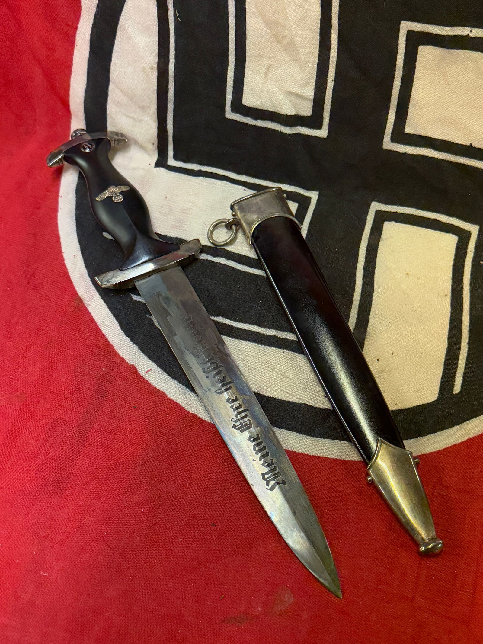 WW2 GERMAN WAFFEN SS ENGRAVED BLADE DAGGER BY BOKER SOLINGEN: WW2 GERMAN WAFFEN SS ENGRAVED BLADE DAGGER BY BOKER SOLINGEN. AN ULTRA RARE FIND THAT IS IN MINT OVERALL SHAPE AND CONDITION WITH A BEAUTIFUL OVERALL PATIAN. APPEARS TO BE WELL WORN BUT VERY WELL PRES