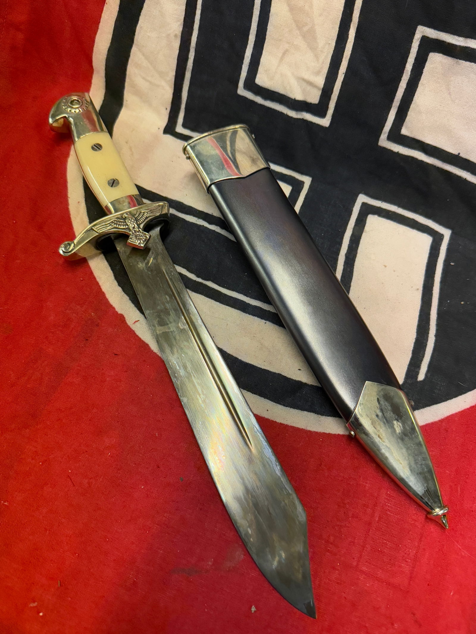 WW2 GERMAN TENO DAGGER WITH SHEATH BY GES. GESCH. EICKHORN SOLINGEN: WW2 GERMAN TENO DAGGER WITH SHEATH BY GES. GESCH. EICKHORN SOLINGEN. AN ULTRA RARE FIND SHOWING GOOD WEAR AND USE WITH A BEAUTIFUL OVERALL PATINA. SHOWS GOOD WEAR AND USE. MAKER MARKED ON THE BLADE. V