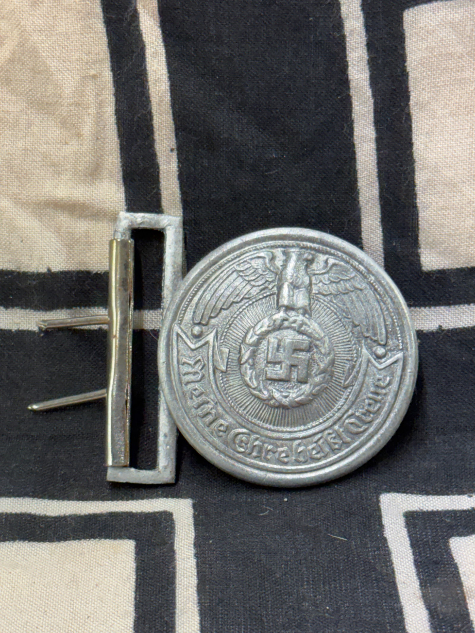 RARE WW2 GERMAN WAFFEN-SS OFFICER BELT BUCKLE BY RZM: RARE WW2 GERMAN WAFFEN-SS OFFICER BELT BUCKLE BY RZM. A RARE FIND. SHOWS GOOD WEAR AND USE WITH A BEAUTIFUL OVERALL PATINA. MAKER MARKED ON THE REVERSE. PLEASE VIEW ALL DETAILED PICTURES. A SCARCE EXA