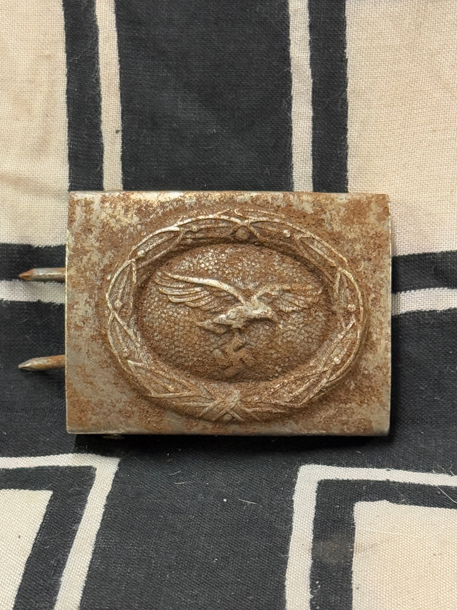 RARE WW2 GERMAN LUFTWAFFE ENLISTED BELT BUCKLE: RARE WW2 GERMAN LUFTWAFFE ENLISTED BELT BUCKLE. SHOWS HEAVY WEAR AND USE WITH A BEAUTIFUL OVERALL PATINA. PLEASE VIEW ALL DETAILED PICTURES. A RARE EXAMPLE.
