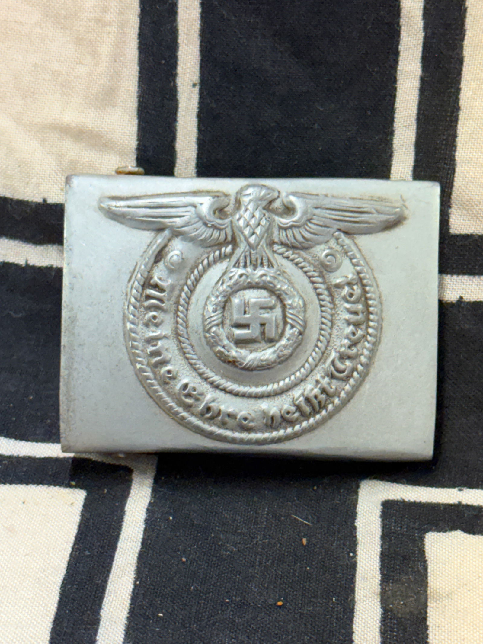RARE WW2 GERMAN ALUMINUM WAFFEN-SS BELT BUCKLE: RARE WW2 GERMAN ALUMINUM WAFFEN-SS BELT BUCKLE. A SCARCE FIND. SHOWS GOOD WEAR AND USE WITH A BEAUTIFUL OVERALL PATINA. PLEASE VIEW ALL DETAILED PICTURES. A RARE EXAMPLE.