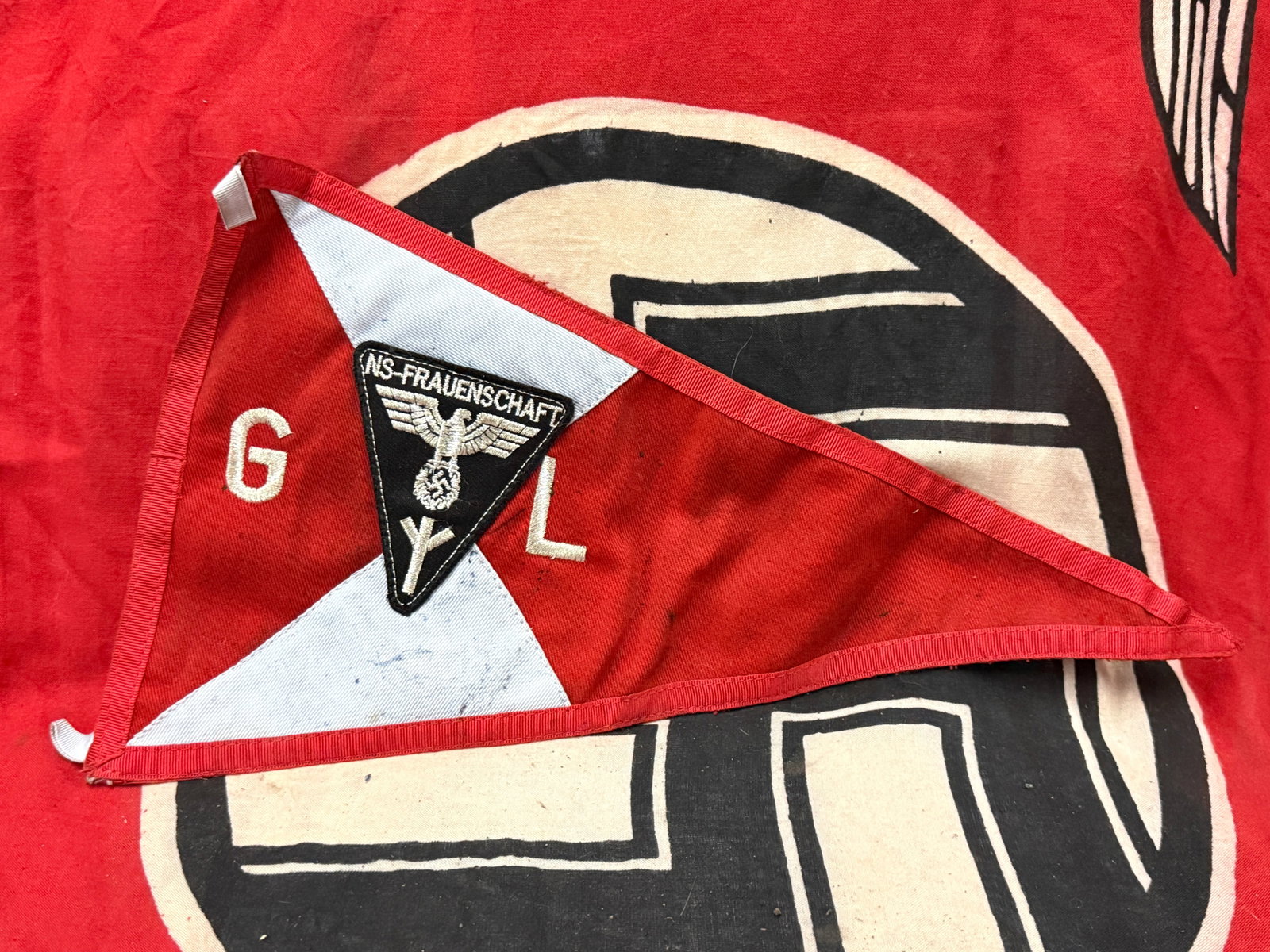 WW2 GERMAN NS-FRAUENSCHAFT G.L. WOMEN'S LEAGUE PENNANT: WW2 GERMAN NS-FRAUENSCHAFT G.L. WOMEN'S LEAGUE PENNANT. A RARE DOUBLE SIDED PENNANT THAT IS IN MINT OVERALL SHAPE AND CONDITION WITH A BEAUTIFUL OVERALL PATINA. SHOWS GOOD WEAR AND USE. PLEASE VIEW AL