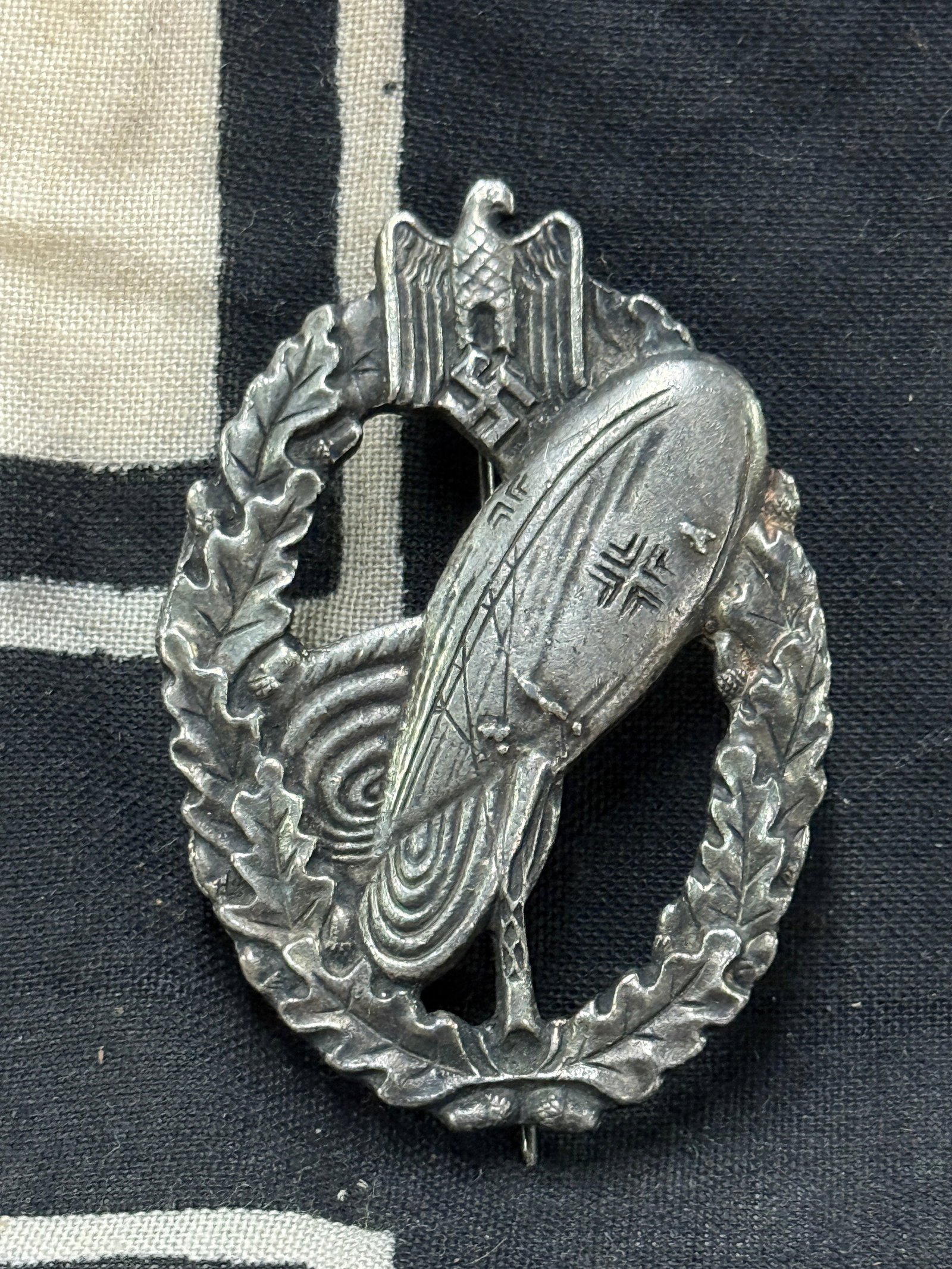 WW2 GERMAN WAFFEN-SS BALLOON OBSERVERS BADGE BY BSW - SILVER CLASS: WW2 GERMAN WAFFEN-SS BALLOON OBSERVERS BADGE BY BSW - SILVER CLASS. A SCARCE FIND. SHOWS GOOD WEAR AND USE WITH A BEAUTIFUL OVERALL PATINA. PLEASE VIEW ALL DETAILED PICTURES. A VERY RARE EXAMPLE.
