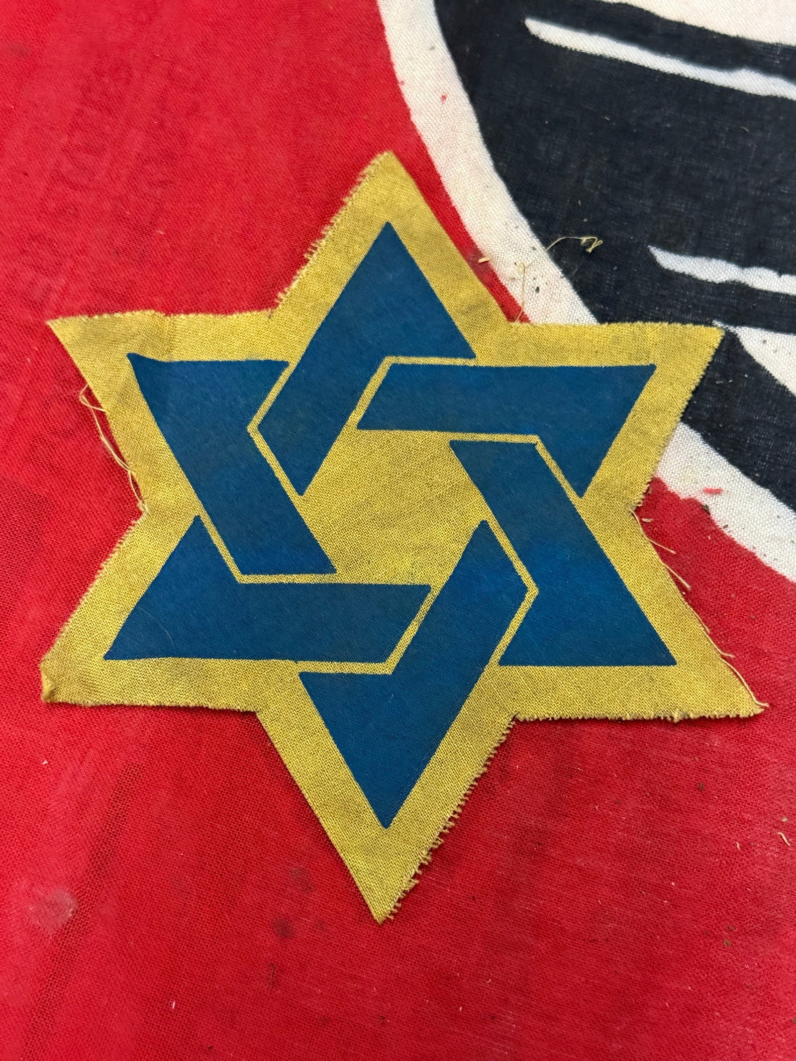 WW2 GERMAN JUDAICA WARSAW GHETTO STAR OF DAVID CLOTH BADGE: WW2 GERMAN JUDAICA WARSAW GHETTO STAR OF DAVID CLOTH BADGE. A RARE EXAMPLE. SHOWS GOOD WEAR AND USE WITH A BEAUTIFUL OVERALL PATINA. PLEASE VIEW ALL DETAILED PICTURES. A VERY RARE EXAMPLE. A RARE EXAM
