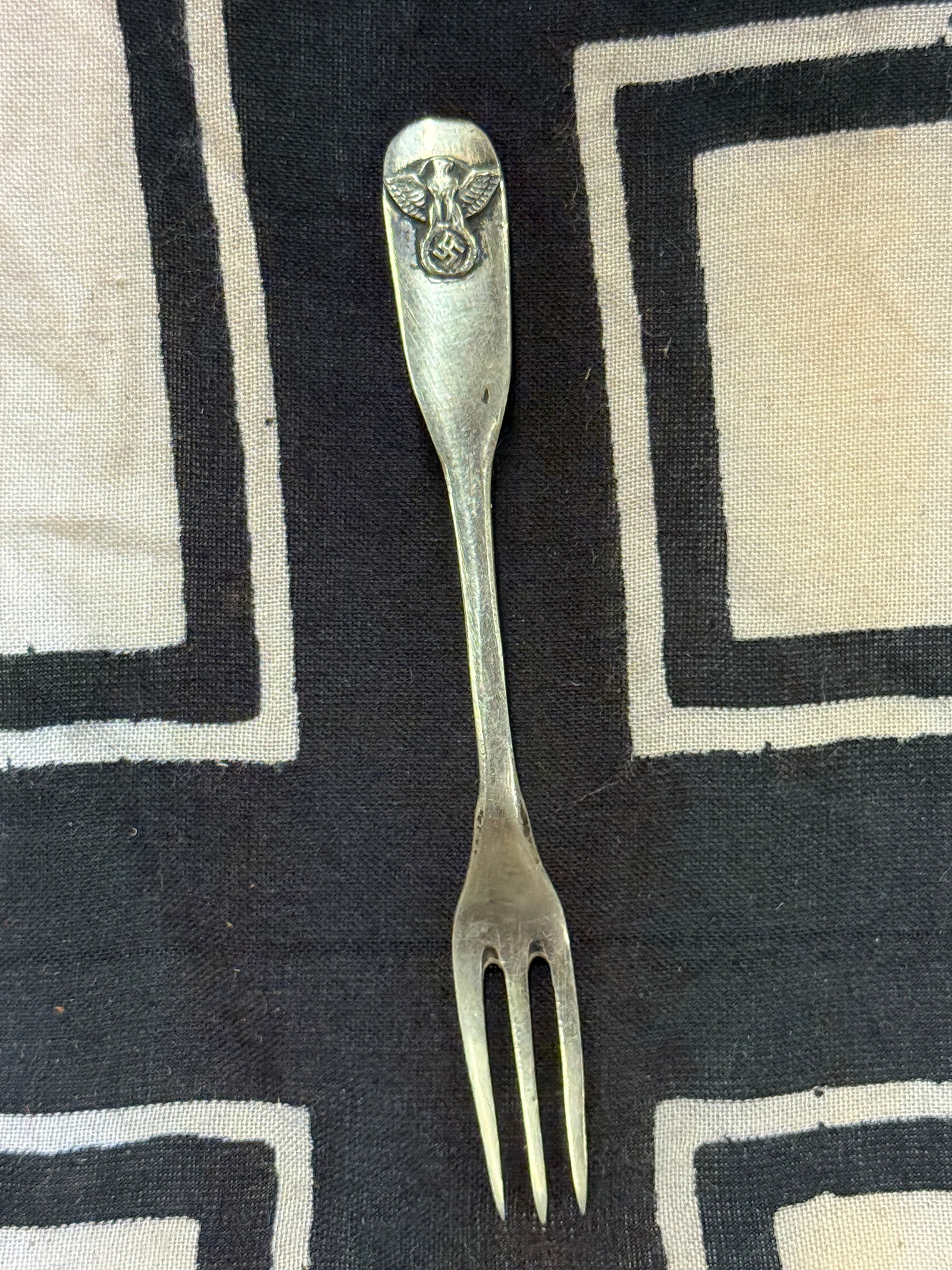 WW2 GERMAN WAFFEN-SS OFFICER OFFICER EATING FORK: WW2 GERMAN WAFFEN-SS OFFICER OFFICER EATING FORK. A RARE EXAMPLE SHOWING GOOD WEAR AND USE WITH A BEAUTIFUL OVERALL PATINA. PLEASE VIEW ALL DETAILED PICTURES. A SCARCE FIND.