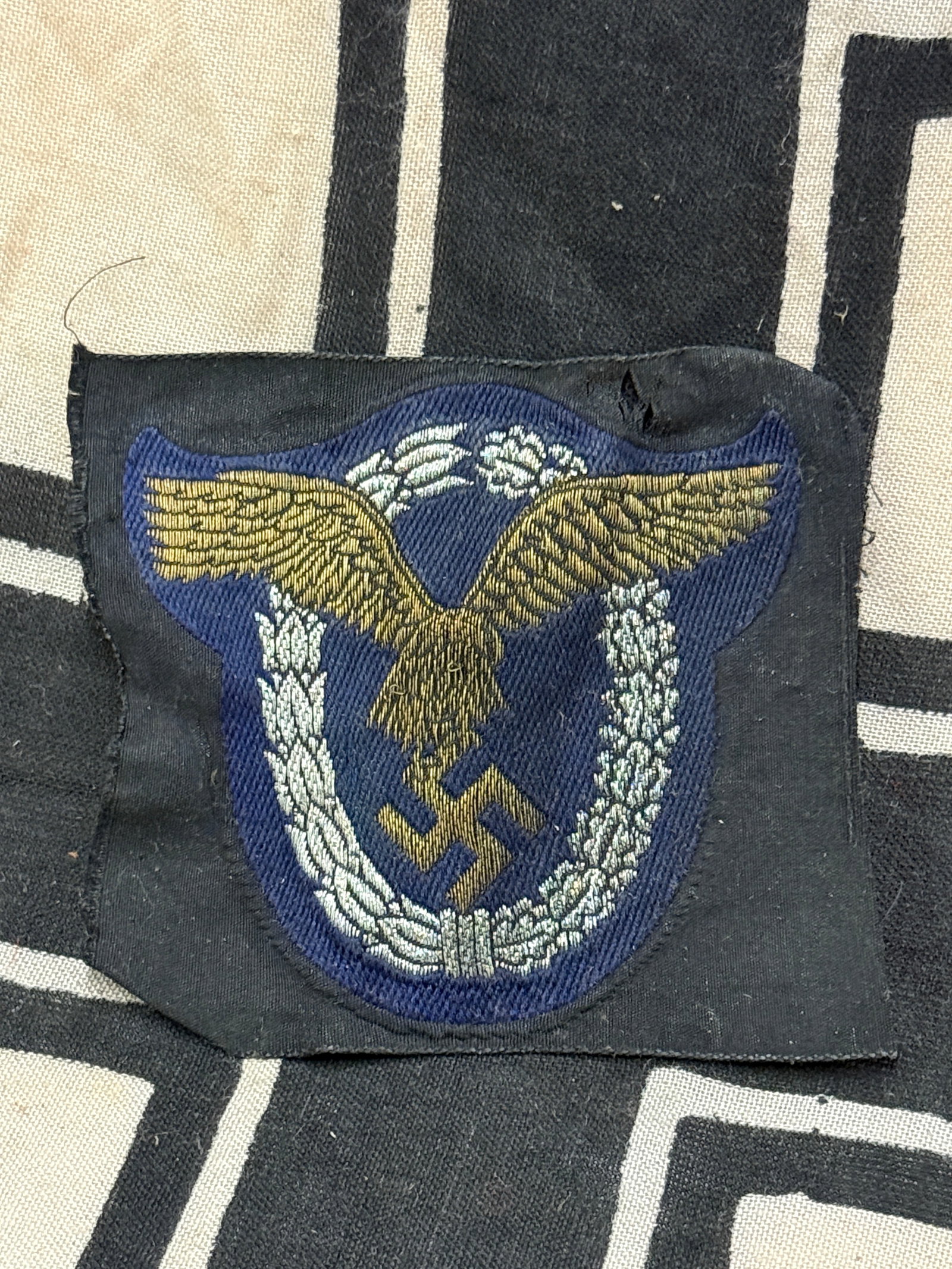 RARE WW2 GERMAN LUFTWAFFE PILOT'S CLOTH SLEEVE BADGE INSIGNIA: RARE WW2 GERMAN LUFTWAFFE PILOT'S CLOTH SLEEVE BADGE INSIGNIA. A VERY RARE FIND. SHOWS GOOD WEAR AND USE WITH A BEAUTIFUL OVERALL PATINA. PLEASE VIEW ALL DETAILED PICTURES. A RARE EXMAPLE.