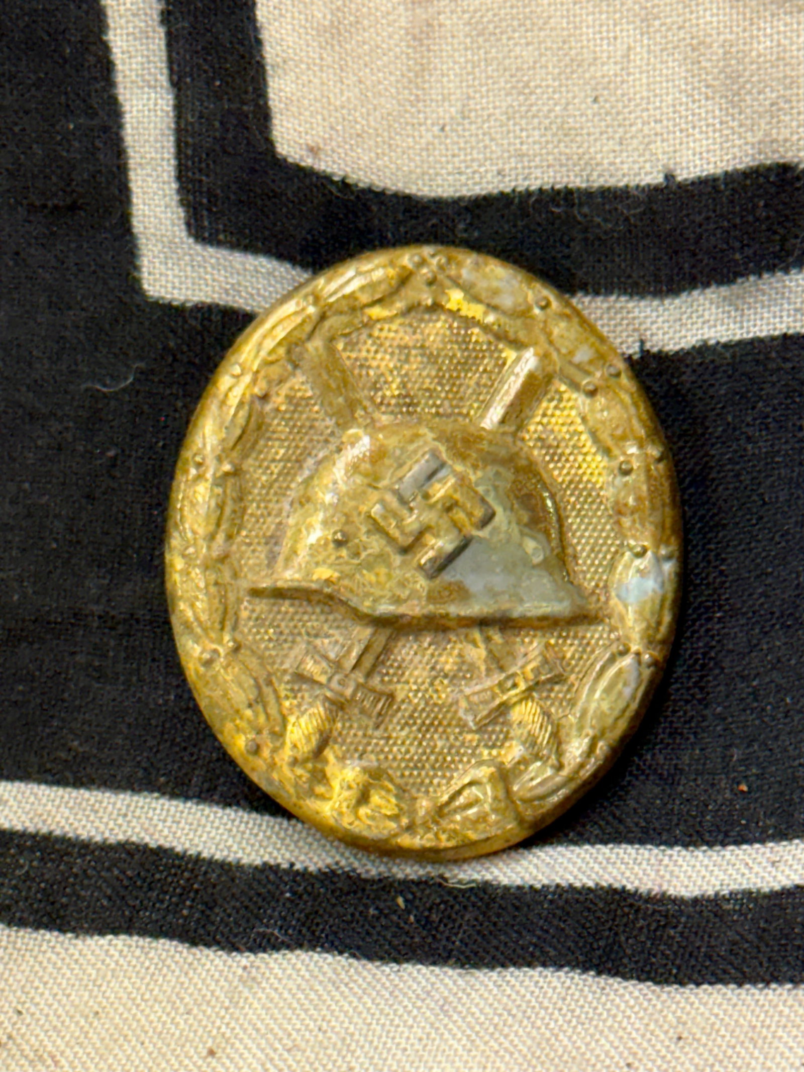 GOLD GRADE WW2 GERMAN WOUND BADGE MARKED 30: GOLD GRADE WW2 GERMAN WOUND BADGE MARKED 30. AN ULTRA RARE FIND THAT IS IN MINT OVERALL SHAPE AND CONDITION WITH A BEAUTIFUL OVERALL PATINA. SHOWS GOOD WEAR AND USE. PLEASE VIEW ALL DETAILED PICTURES.