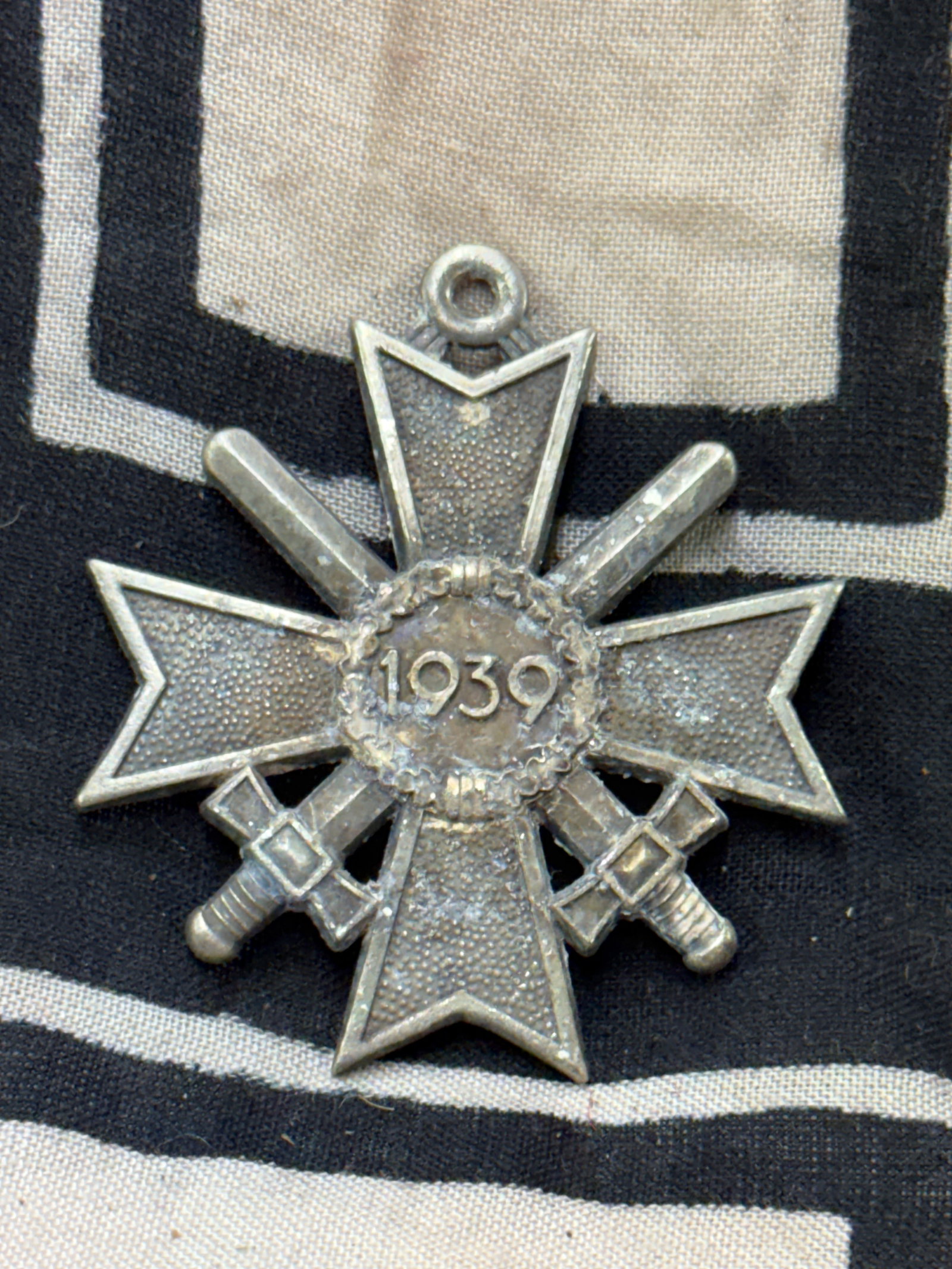 SILVER GRADE WW2 GERMAN WAR MERIT CROSS WITH SWORDS: SILVER GRADE WW2 GERMAN WAR MERIT CROSS WITH SWORDS. IN GOOD USED SHAPE AND CONDITION WITH A BEAUTIFUL OVERALL PATINA. MISSING THE RIBBON AND THE LATCH. PLEASE VIEW ALL DETAILED PICTURES. A VERY RARE 
