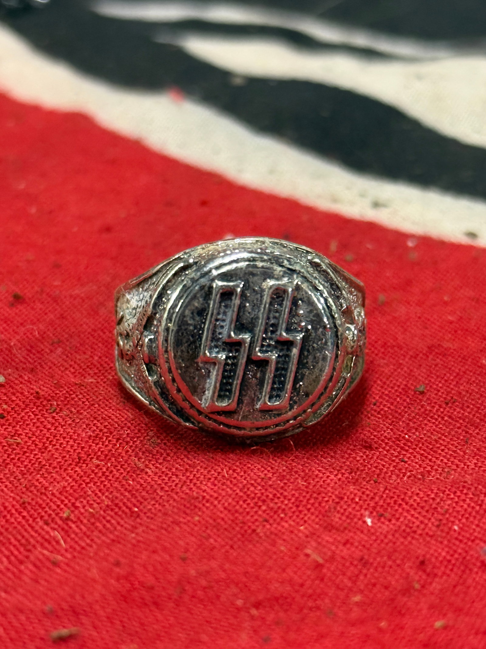 WW2 GERMAN WAFFEN-SS ALLGEMEINE SILVER RING: WW2 GERMAN WAFFEN-SS ALLGEMEINE SILVER RING. A RARE FIND. IT IS IN MINT OVERALL SHAPE AND CONDITION WITH A BEAUTIFUL OVERALL PATINA. SHOWS GOOD WEAR AND USE. PLEASE VIEW ALL DETAILED PICTURES.