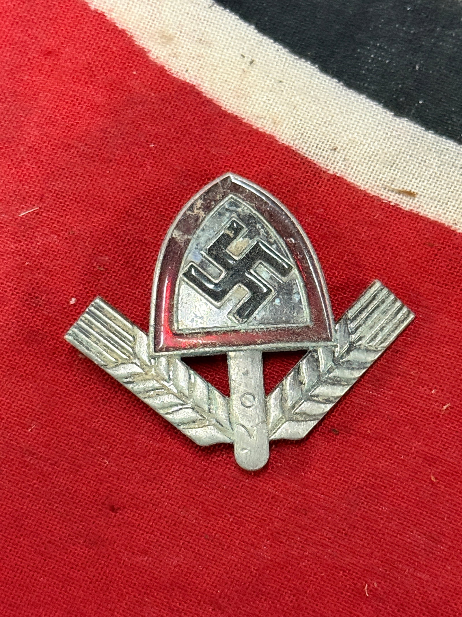 German WWII RAD Robin Hood Cap Insignia By Ges. Gesch.: German WWII RAD Robin Hood Cap Insignia By Ges. Gesch. This is made of zinc and would have been worn on the RAD Robin Hood field cap. It is nicely marked on the reverse. This would look great on displ