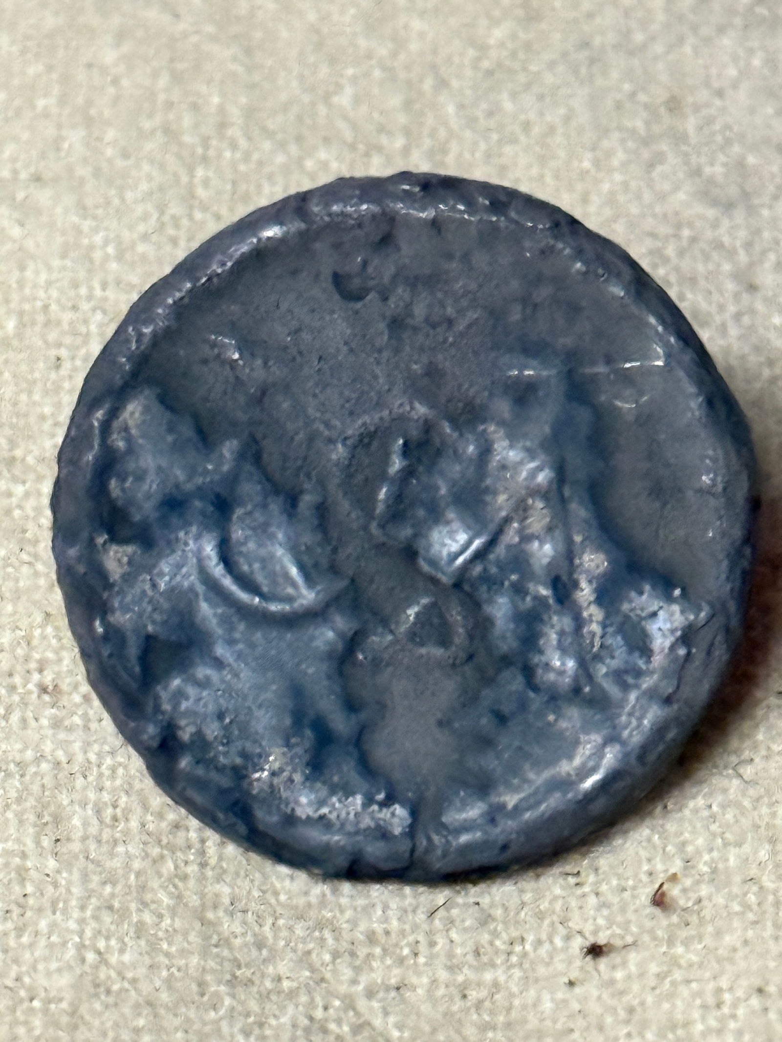 REVOLUTIONARY WAR RECOVERED USA PEWTER OFFICER COAT BUTTON: REVOLUTIONARY WAR RECOVERED USA PEWTER OFFICER COAT BUTTON. AN ULTRA RARE FIND THAT IS IN MINT OVERALL SHAPE AND CONDITION WITH A BEAUTIFUL OVERALL PATINA. SHOWS GOOD WEAR AND USE. PLEASE VIEW ALL DET