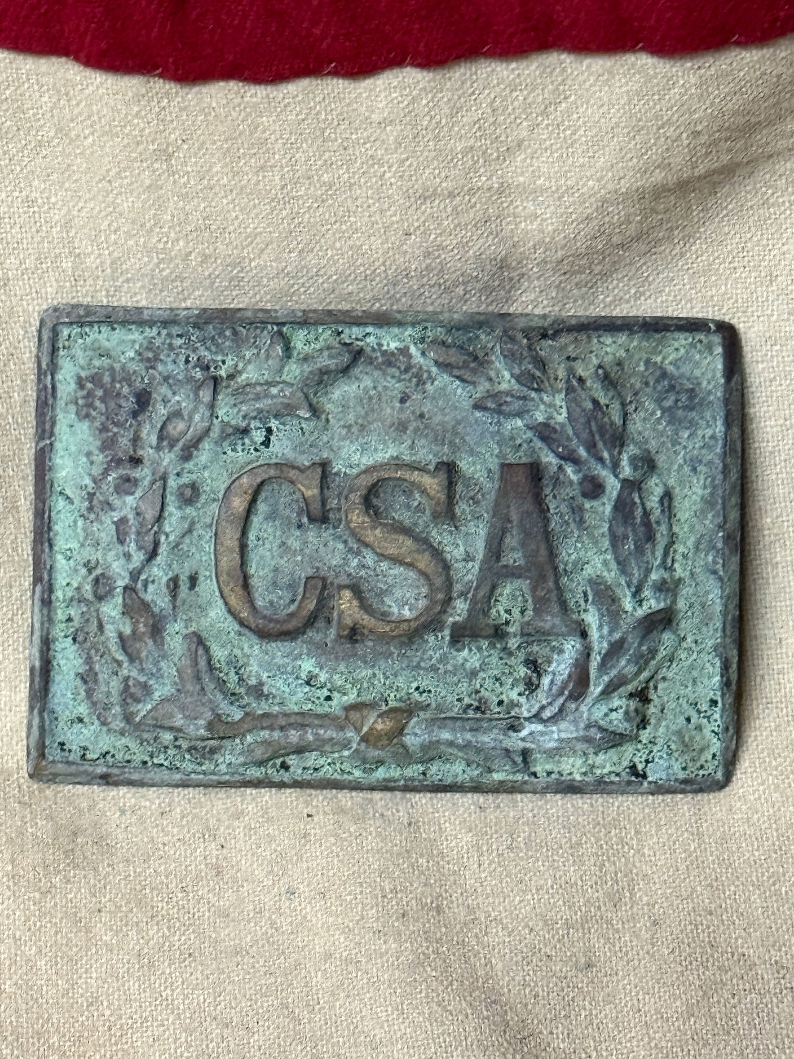 CIVIL WAR CONFEDERATE CSA WITH WREATH SOUTHER REBEL BELT PLATE BUCKLE: CIVIL WAR CONFEDERATE CSA WITH WREATH SOUTHER REBEL BELT PLATE BUCKLE. AN ULTRA RARE FIND THAT IS IN MINT OVERALL SHAPE AND CONDITION WITH A BEAUTIFUL OVERALL PATINA. SHOWS GOOD WEAR AND USE. PLEASE V