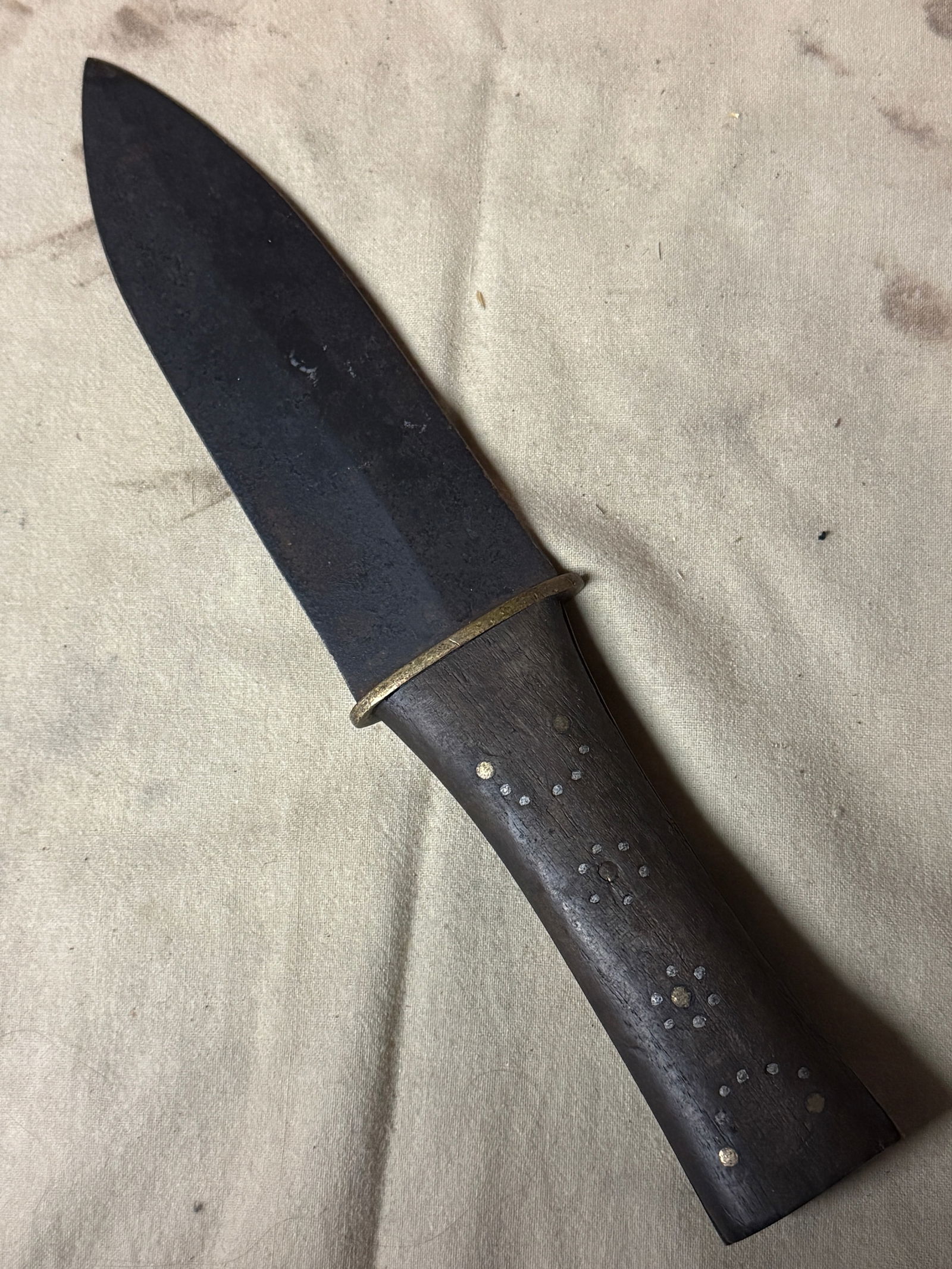 ANTIQUE 1800'S NATIVE AMERICAN HUDSON BAY CO. BEAVERTAIL TRADE KNIFE: ANTIQUE 1800'S NATIVE AMERICAN HUDSON BAY CO. BEAVERTAIL TRADE KNIFE. A RARE FIND. SHOWS GOOD WEAR AND USE WITH A BEAUTIFUL OVERALL PATINA. HAS A GREAT LOOK TO IT WITH AN EXCELLENT OVERALL EYE APPEAL.